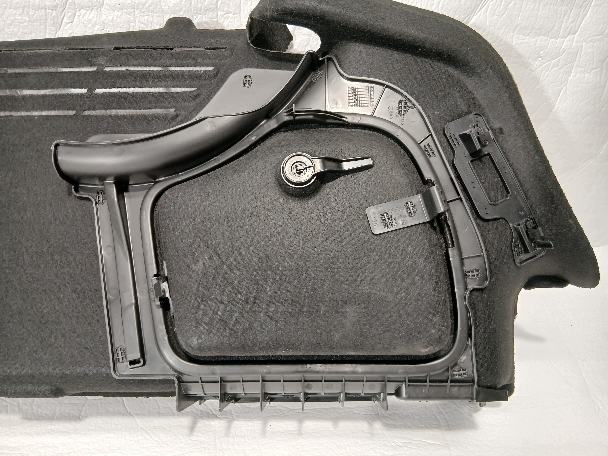 AUDI A4 B9 LIFT boot upholstery left 8W5863879AA