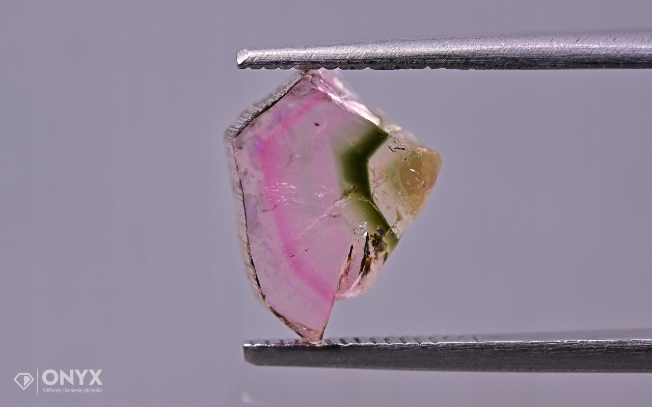 Turmalín nepravidelná deska 11x9 mm