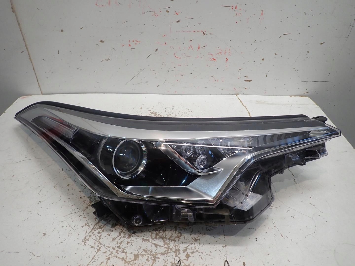 light front front right TOYOTA CHR 2016