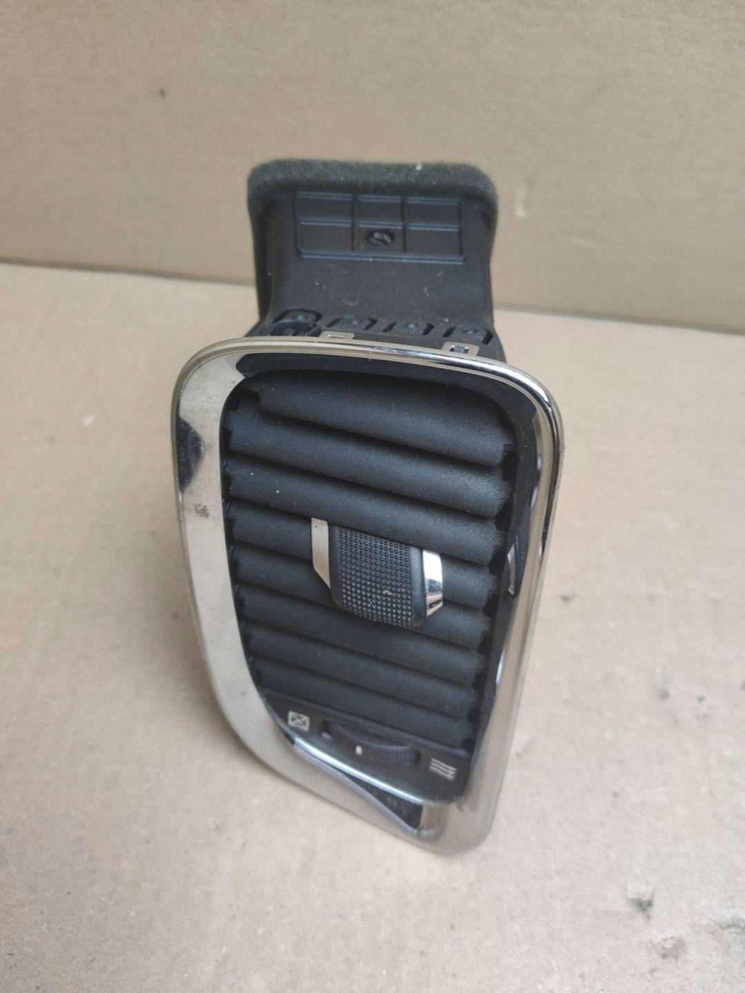 grid air conditioning devices left side upper Dodge Durango 3 2012 VP-00006049-01