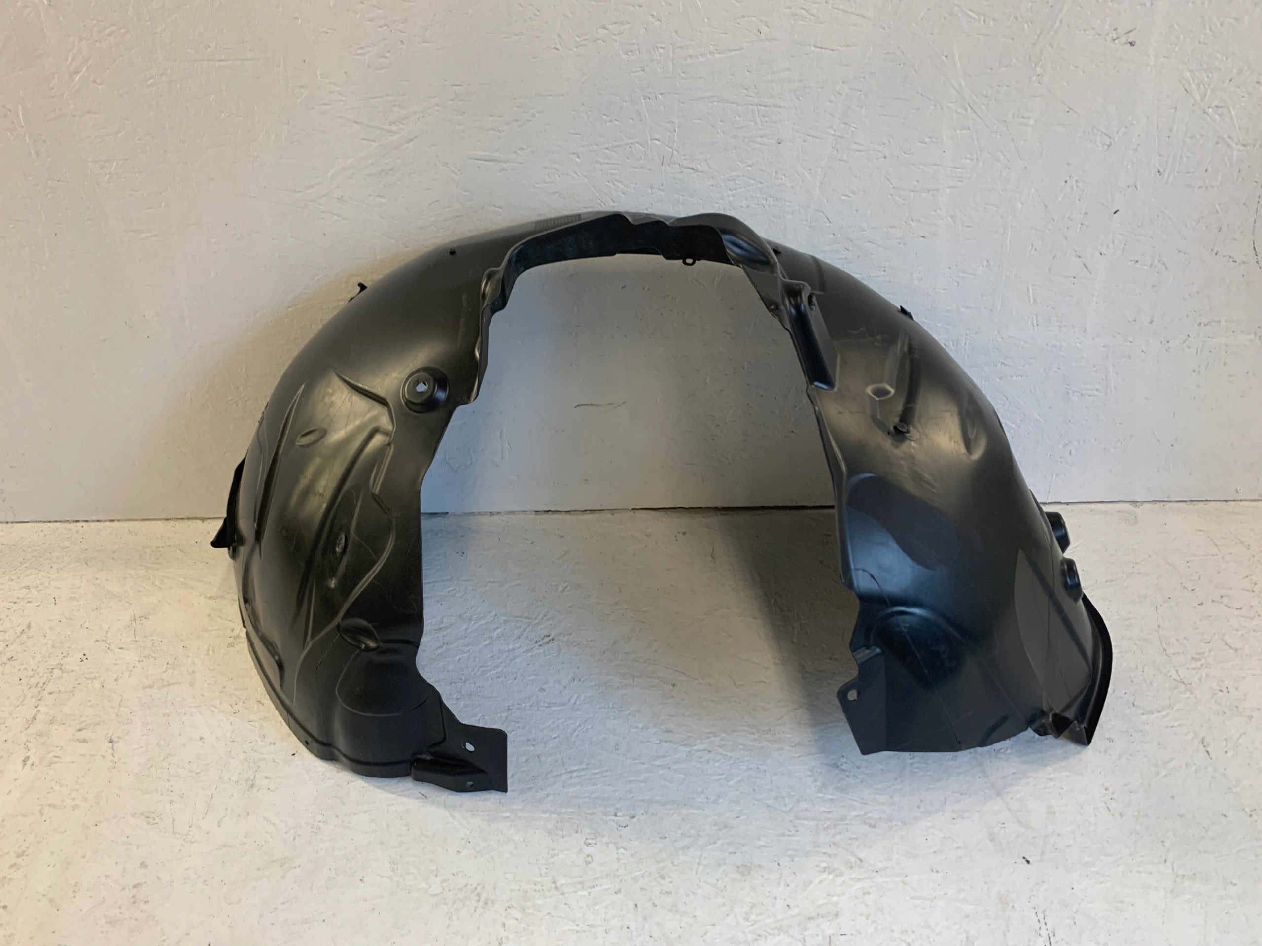 подкрылки правый перед Audi A4 , B9 . 8W0