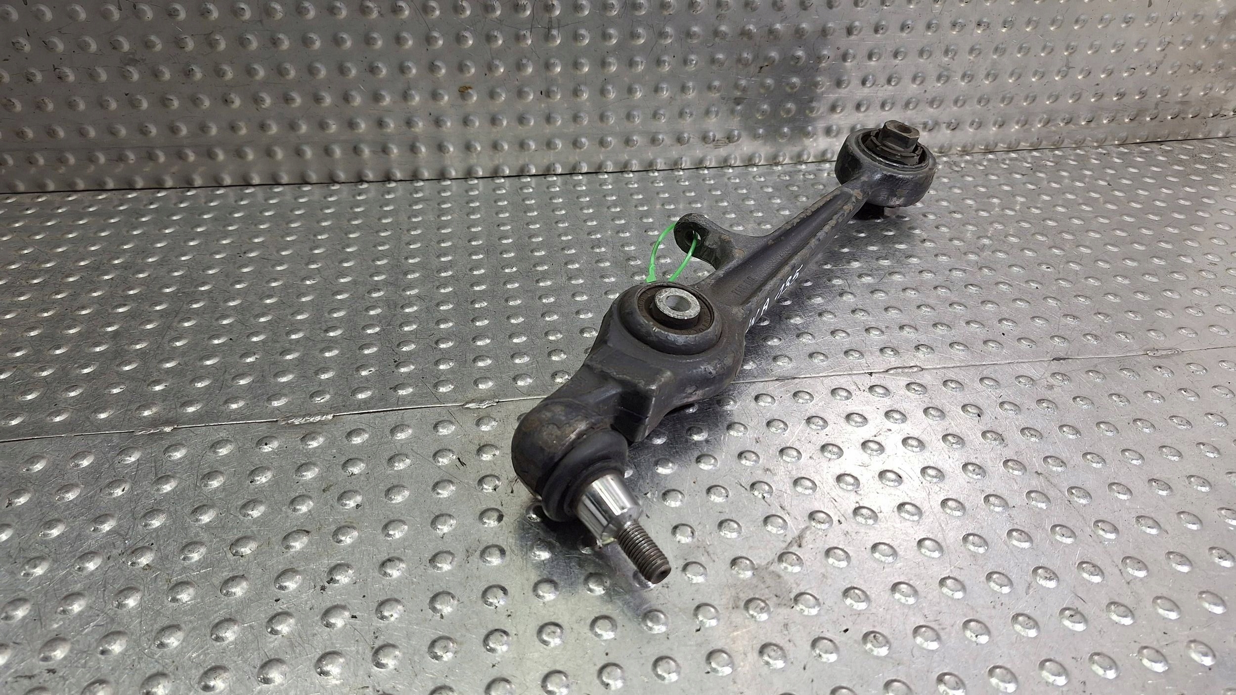 arm left front 4D0407155D VW PASSAT B5 AUDI A4 B5 A8 D2