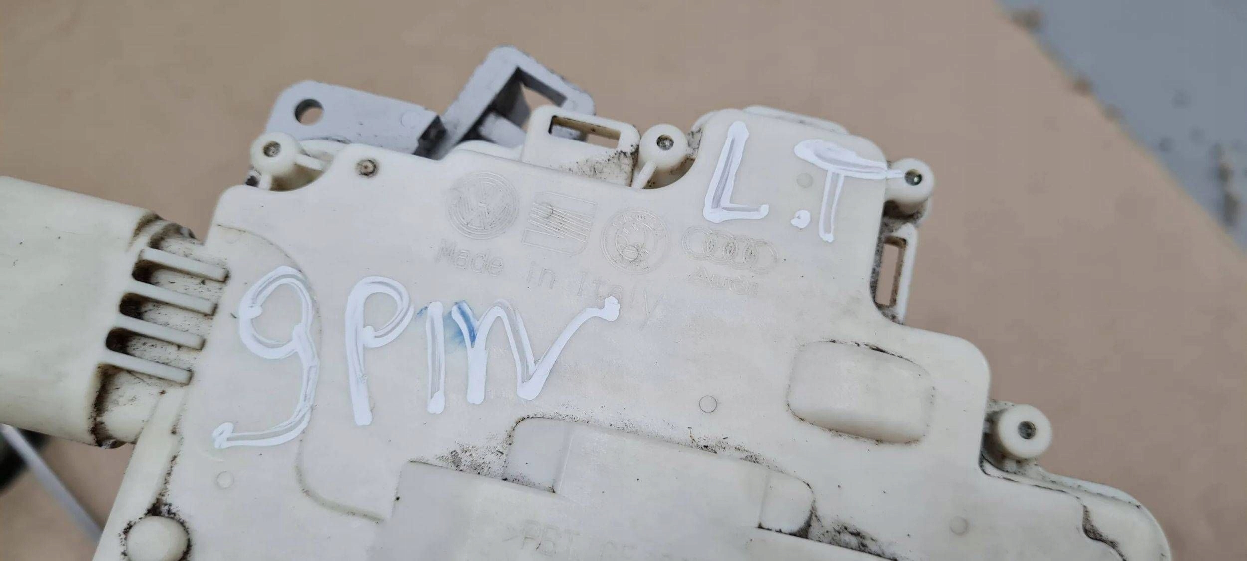 A6 C6 LIFT lock door left rear part 9PIN 4F0839015A