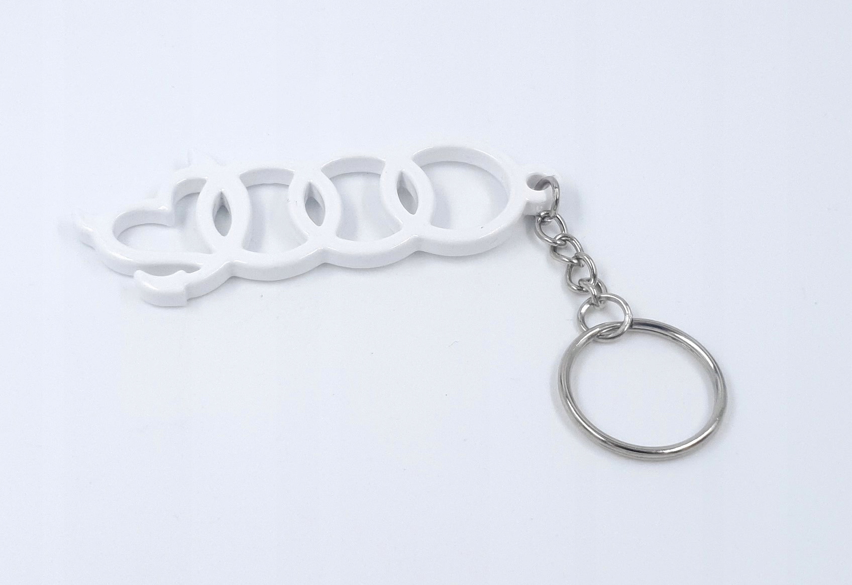 

Brelok do kluczy Audi. Z diabełkiem. Biały.