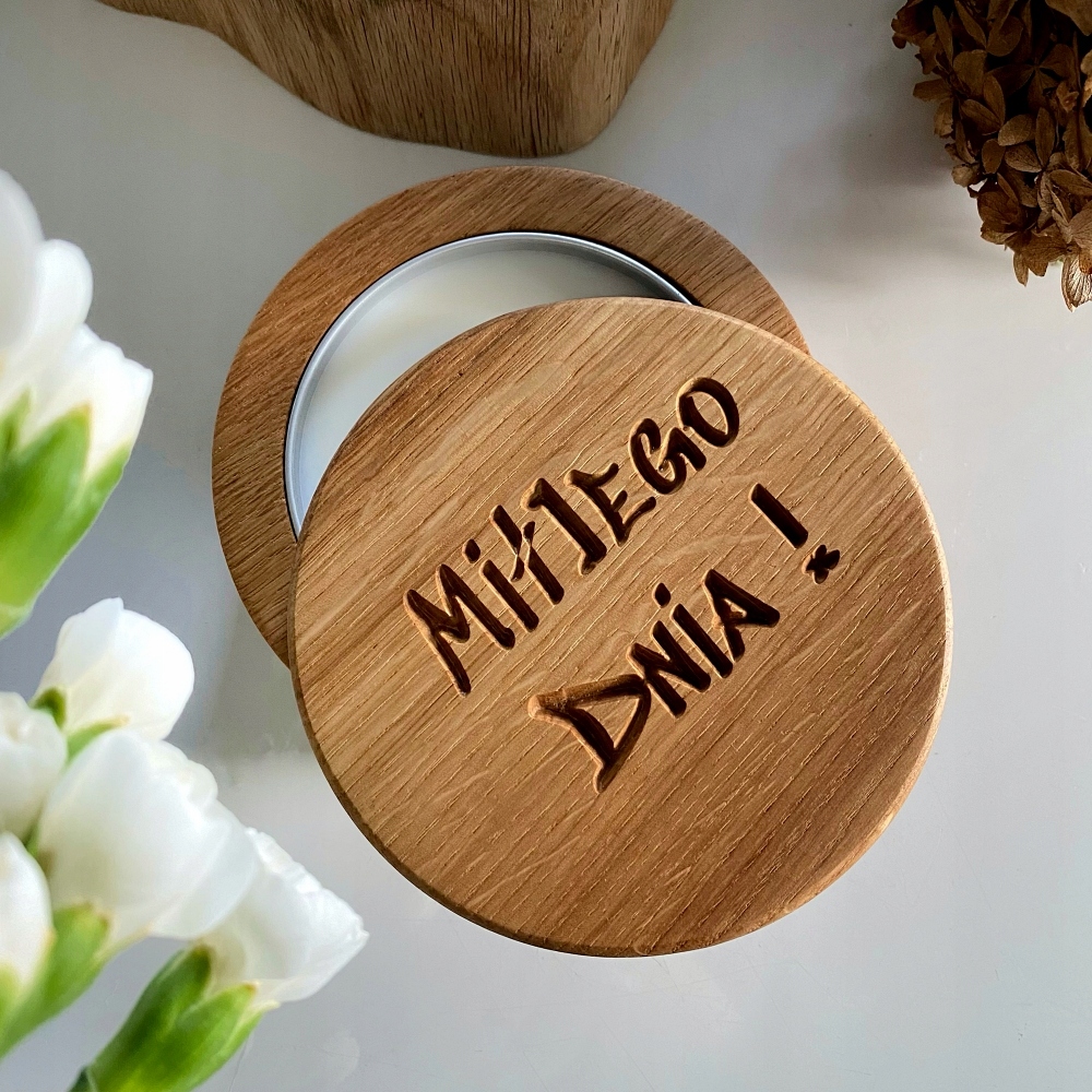 Svíčka s gravírováním sójová vonná v dubovém dřevě 230 ml jako dárek