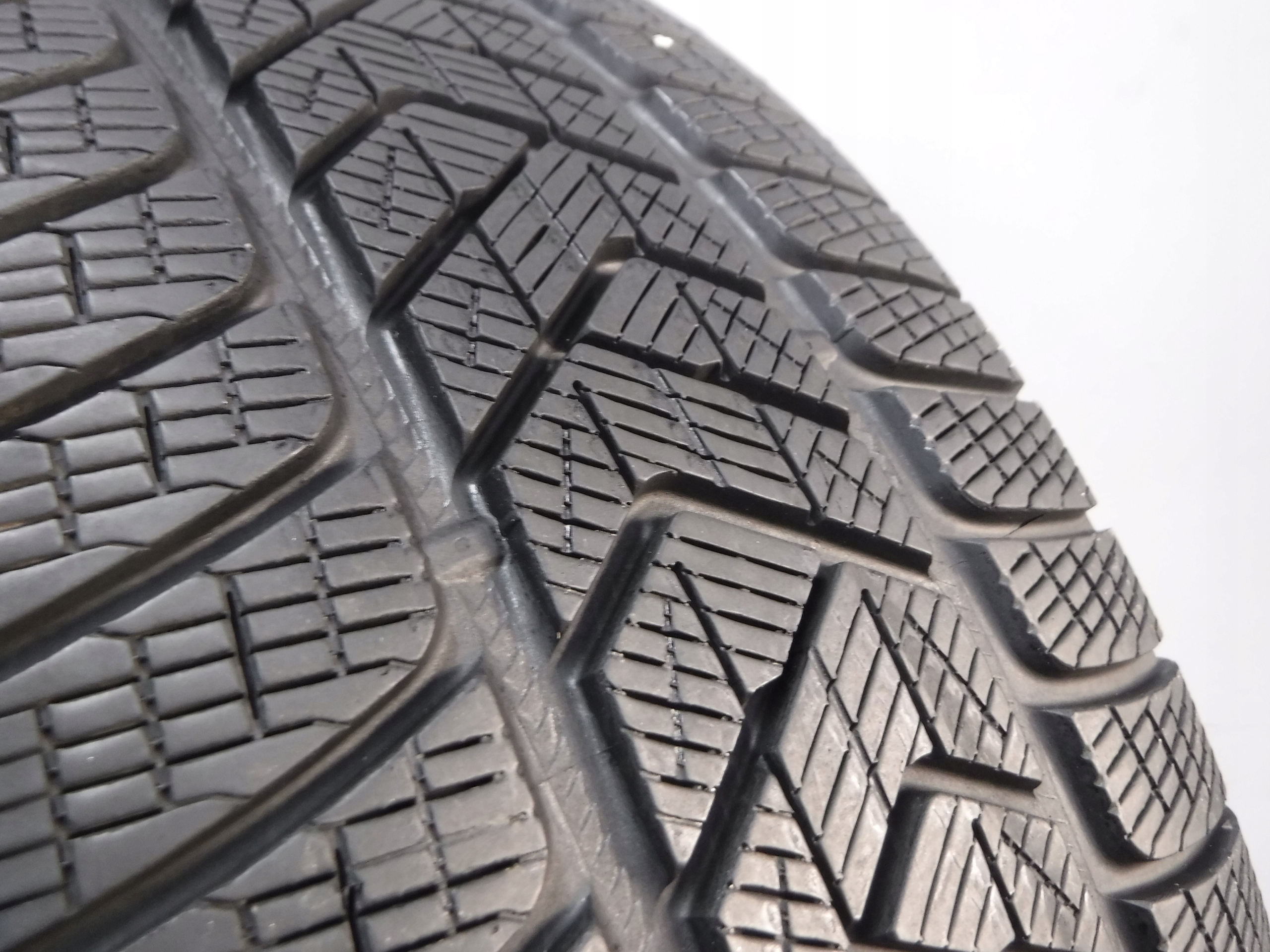 ЗИМНИЕ ШИНЫ PIRELLI SCORPION WINTER 255/55/20 110