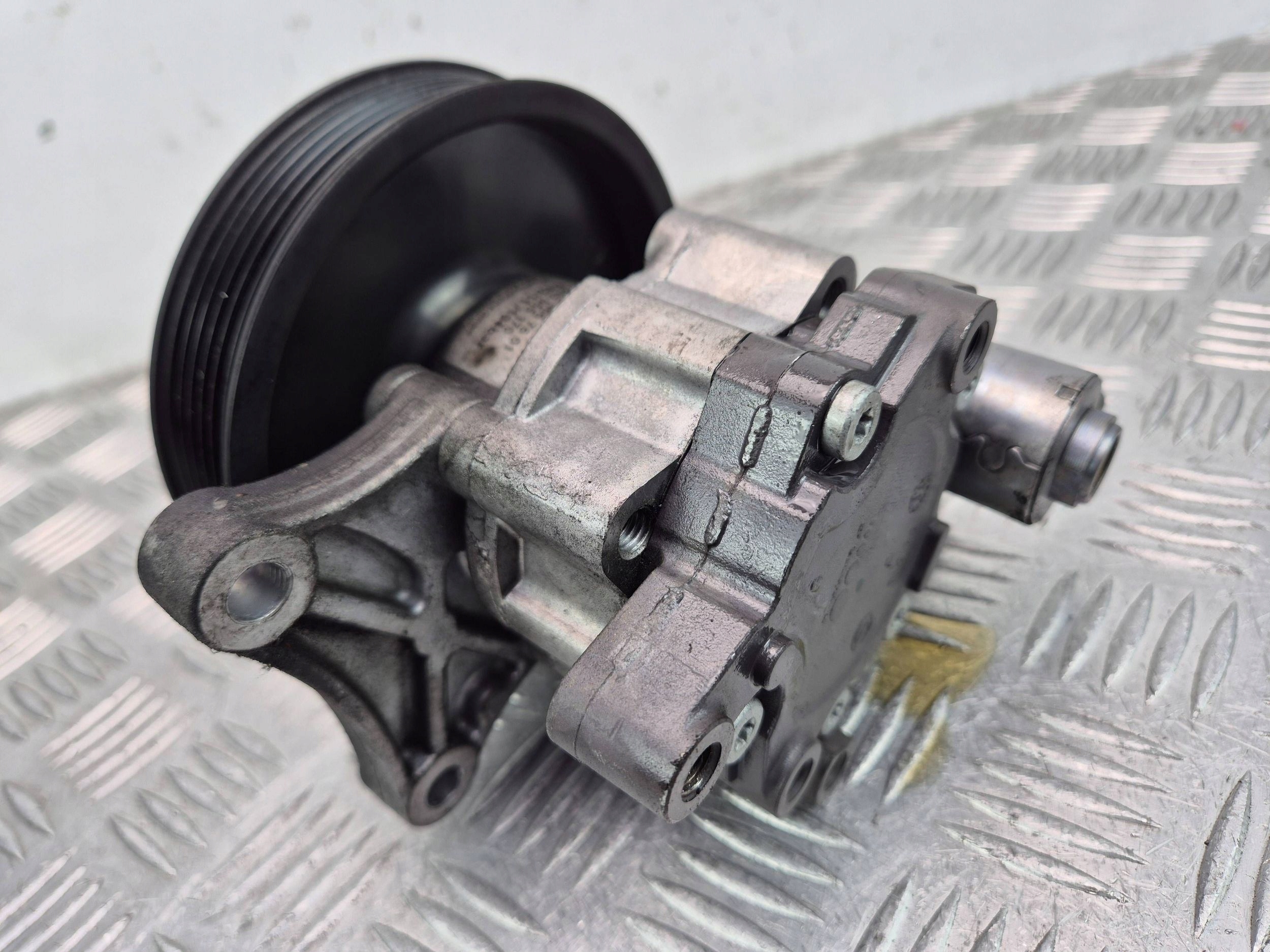 Mercedes E200 CGI W212 servo pump A0064667601 M271
