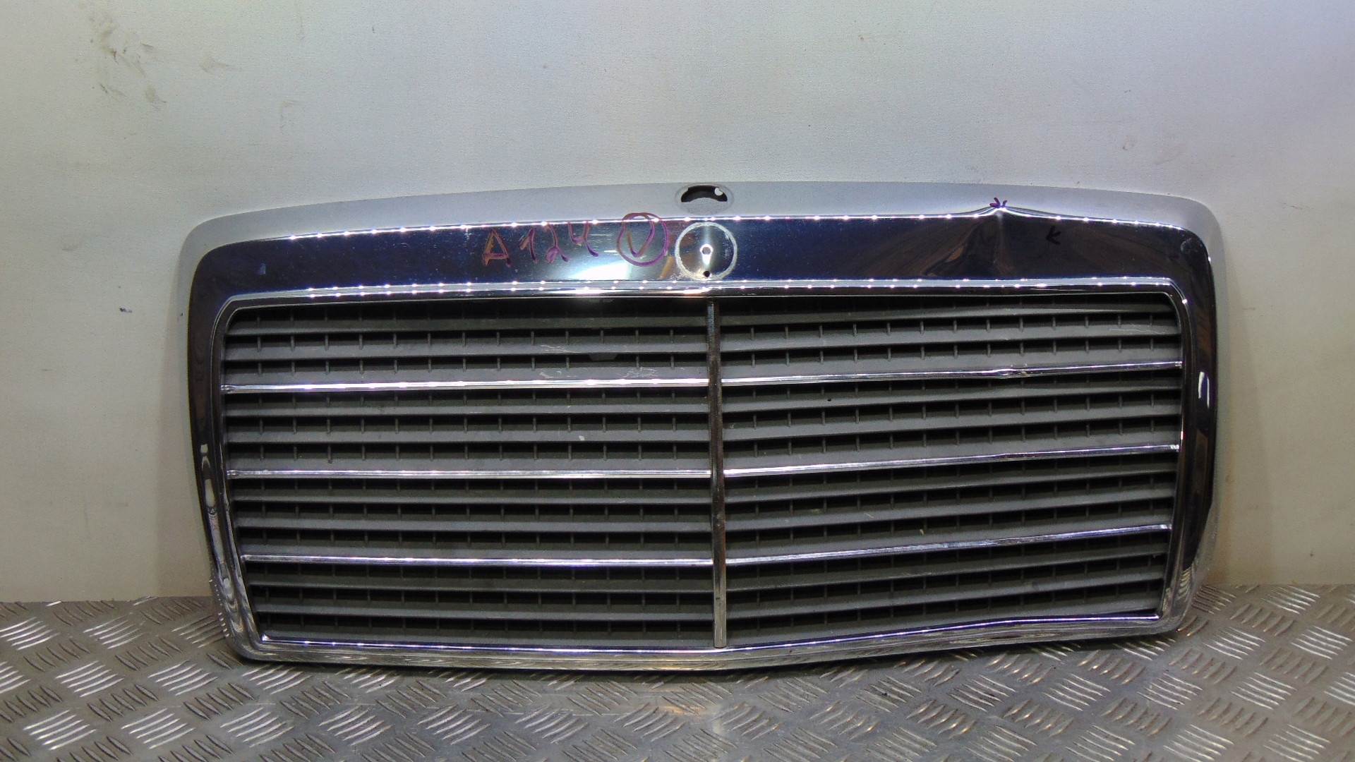решетка радиатора MERCEDES W123 A124 A1248880223
