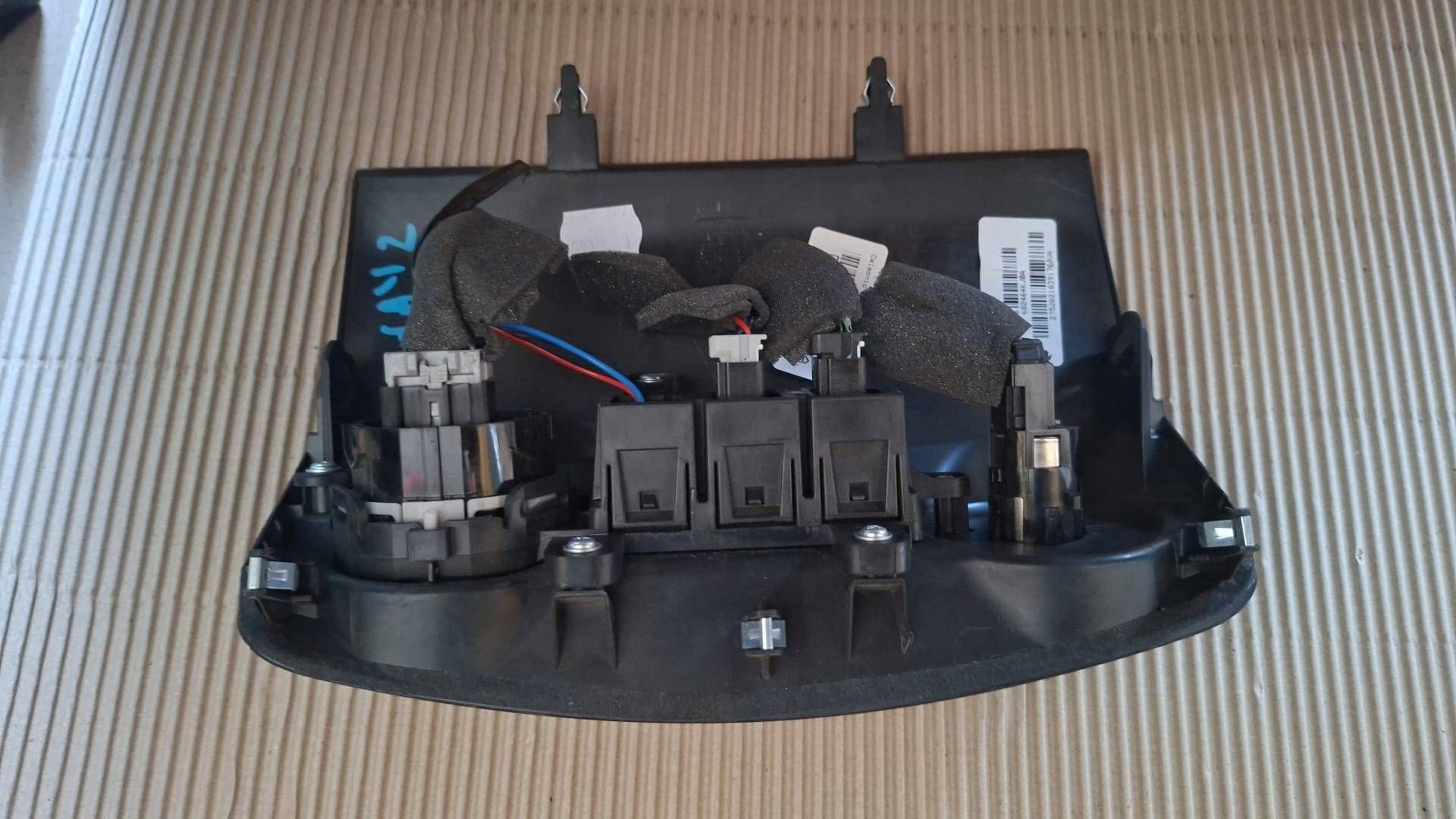 control panel Nissan Navara D23 682464KJ0A