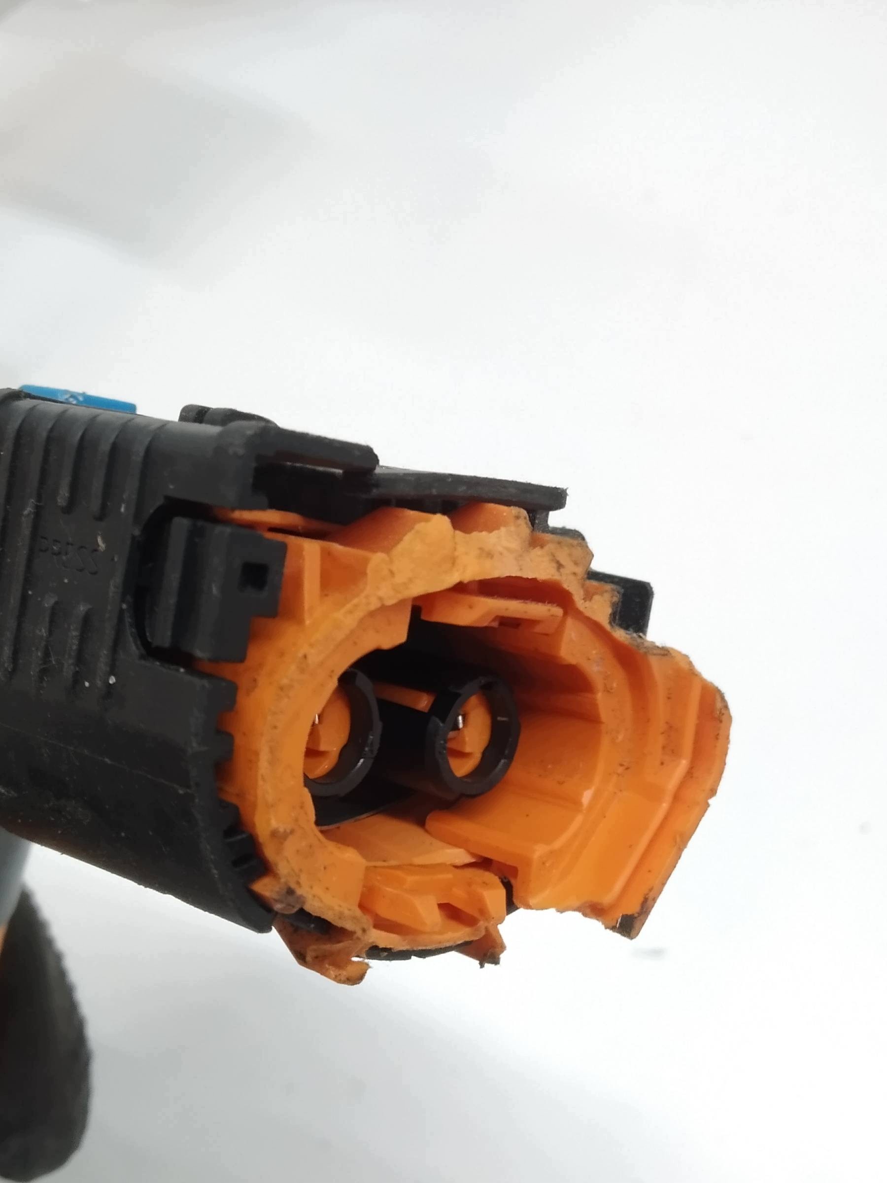 bundle damaged connecting spoiler 240410469R Renault Captur II (2019-)