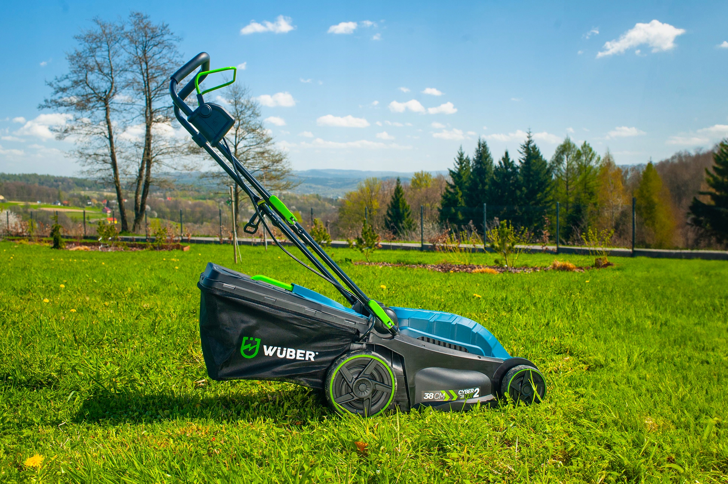 KOSIARKA ELEKTRYCZNA LEKKA MOCNA DO TRAWY Z REGULACJĄ DUŻY KOSZ WUBER Kod producenta KOSIARKA ELEKTRYCZNA W08104 DO TRAWY WUBER