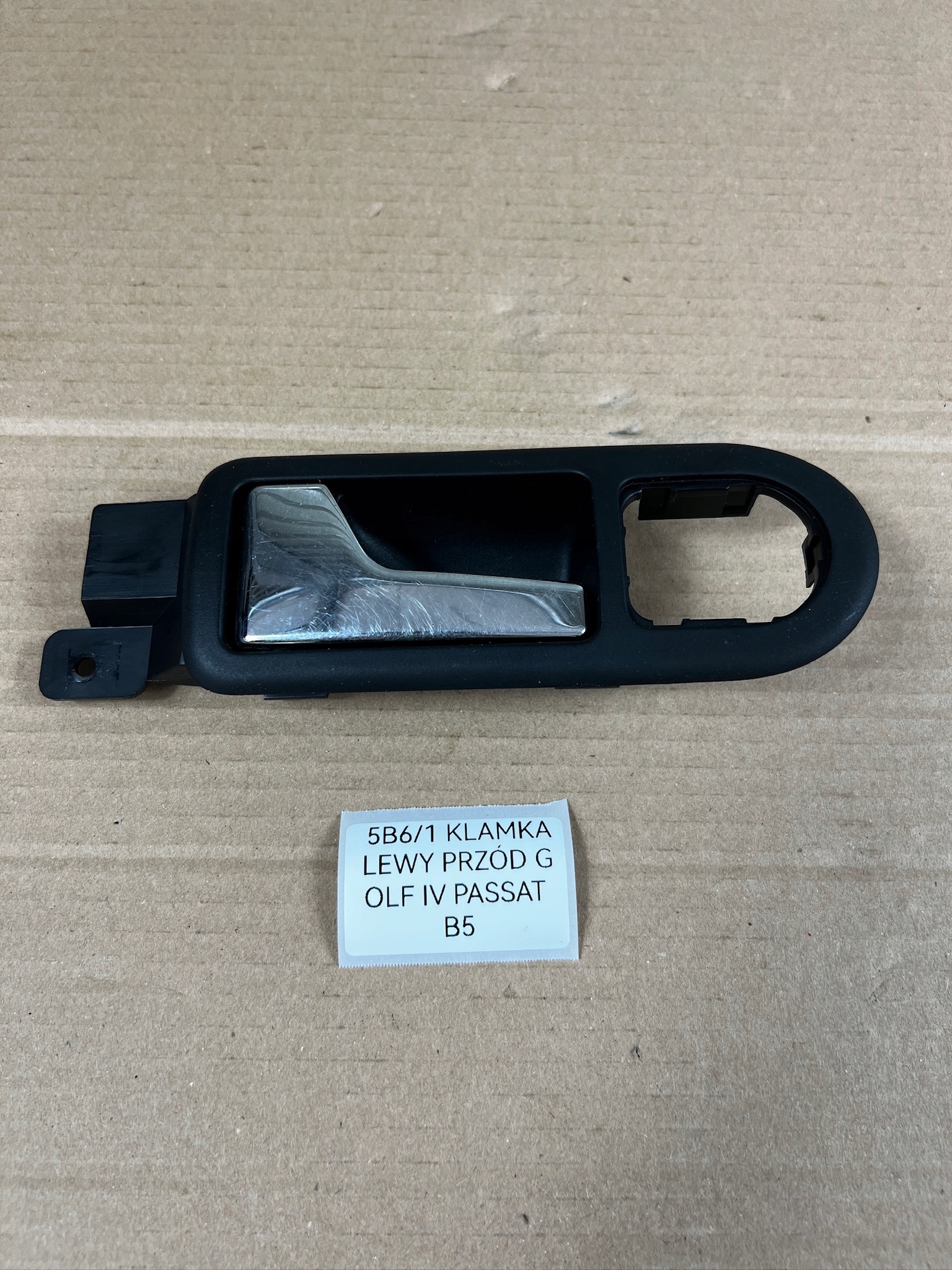 KLAMKA WEWNĘTRZNA LEWY PRZÓD VW PASSAT B5 GOLF IV 4 3B1837113