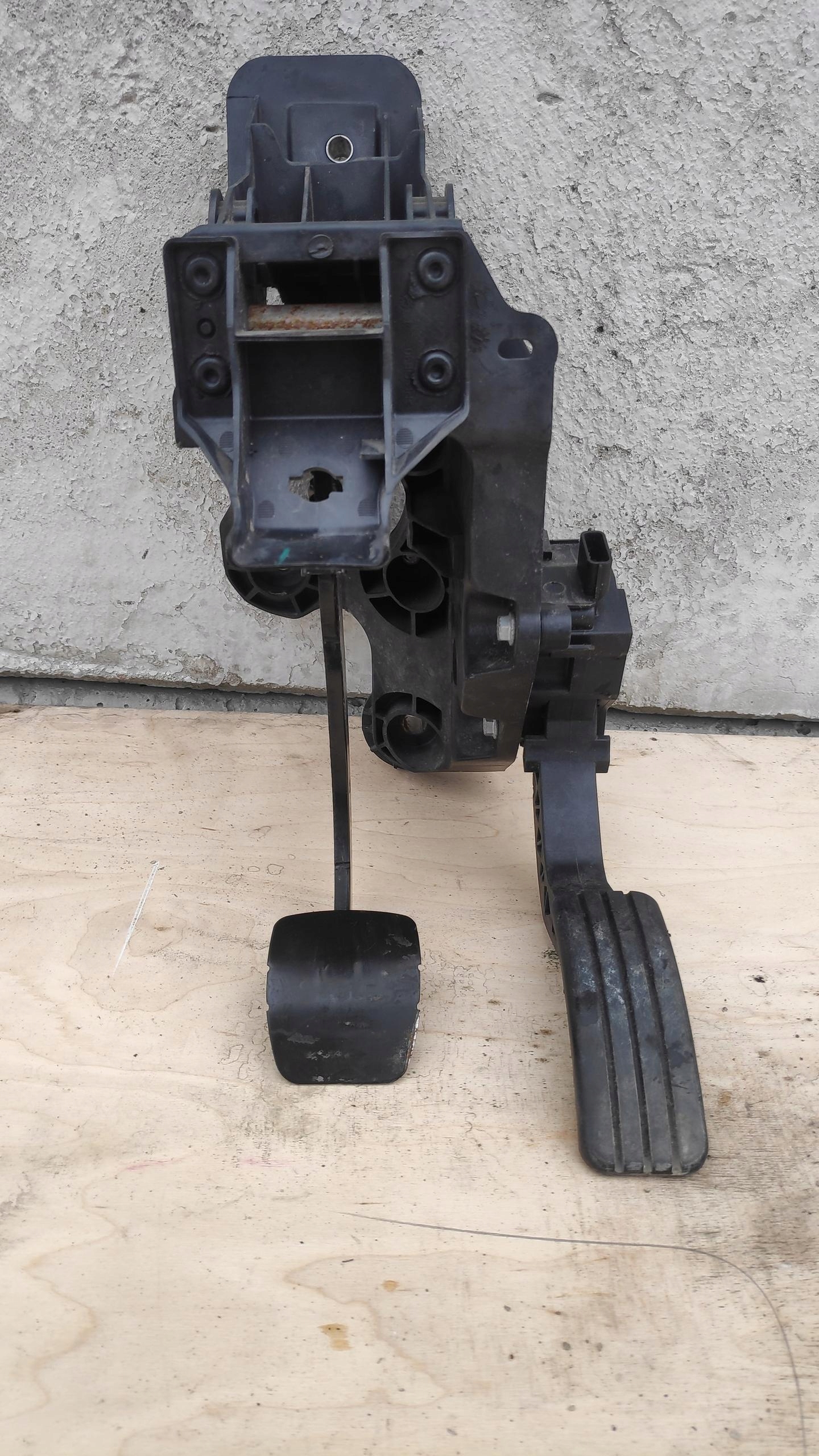 педаль тормоза сцепления renault TRAFIC III 465010176R