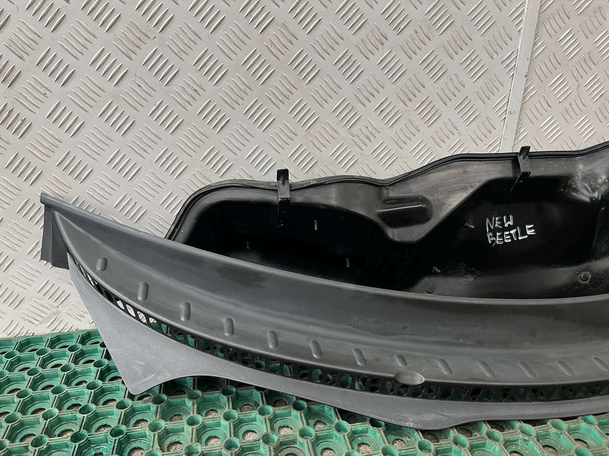 VW NEW BEETLE 1997-2010 1C0 torpedo plastic upper + lower 1C1845523B