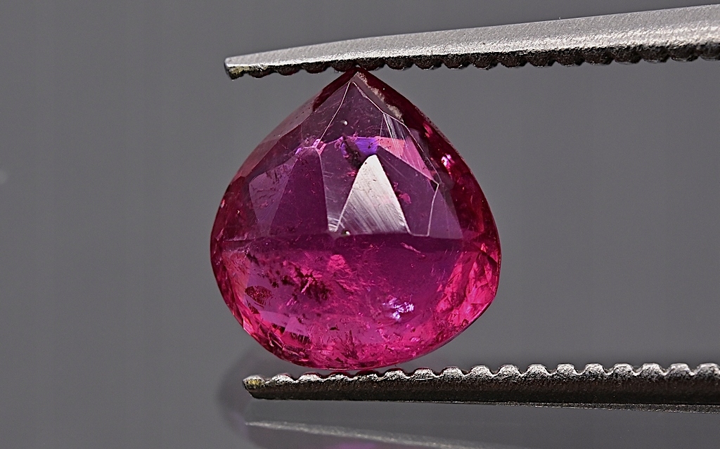 Turmalín oboustranně fasetovaný slza 6,8x6,5 mm