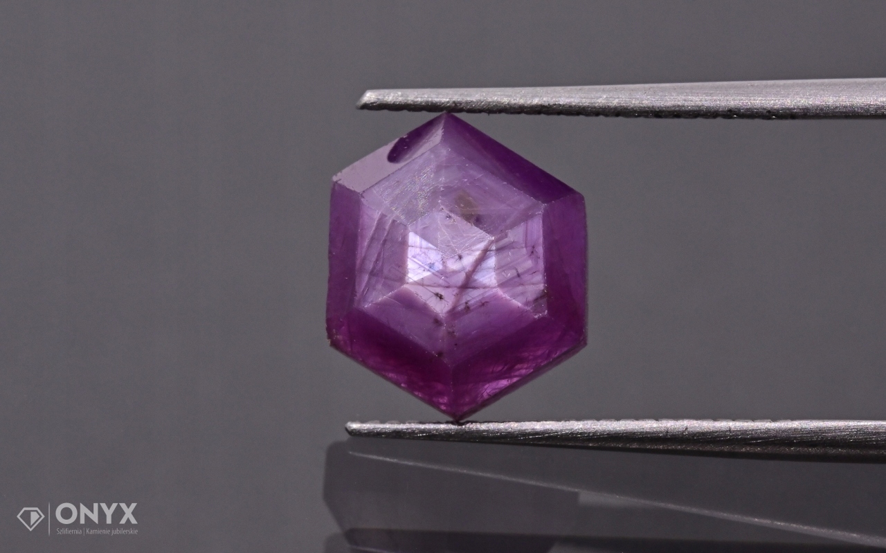 Rubín fazetovaná rozeta nepravidelná 9,5x8 mm