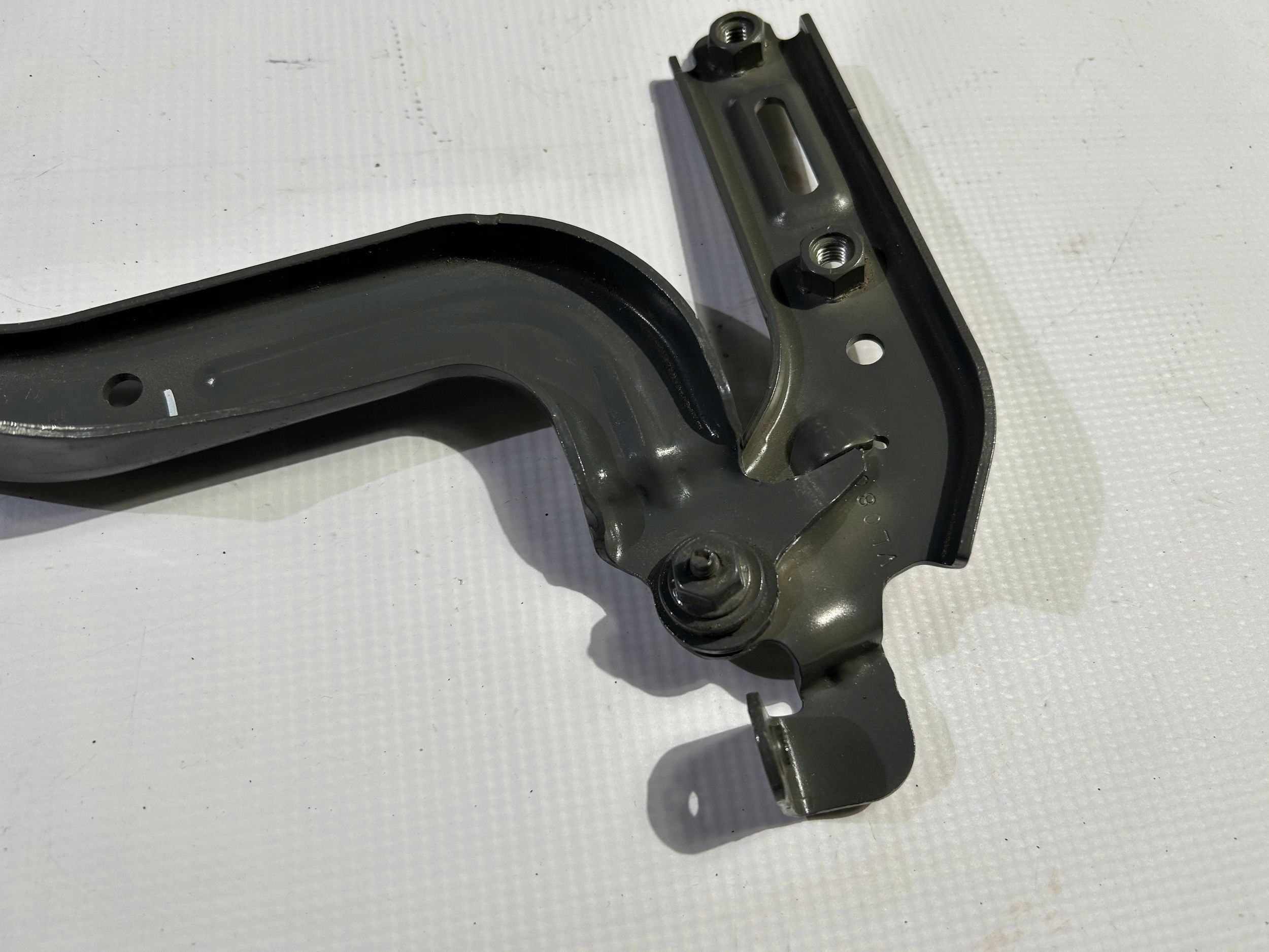 hinge bonnets left Chrysler Pacifica 2021