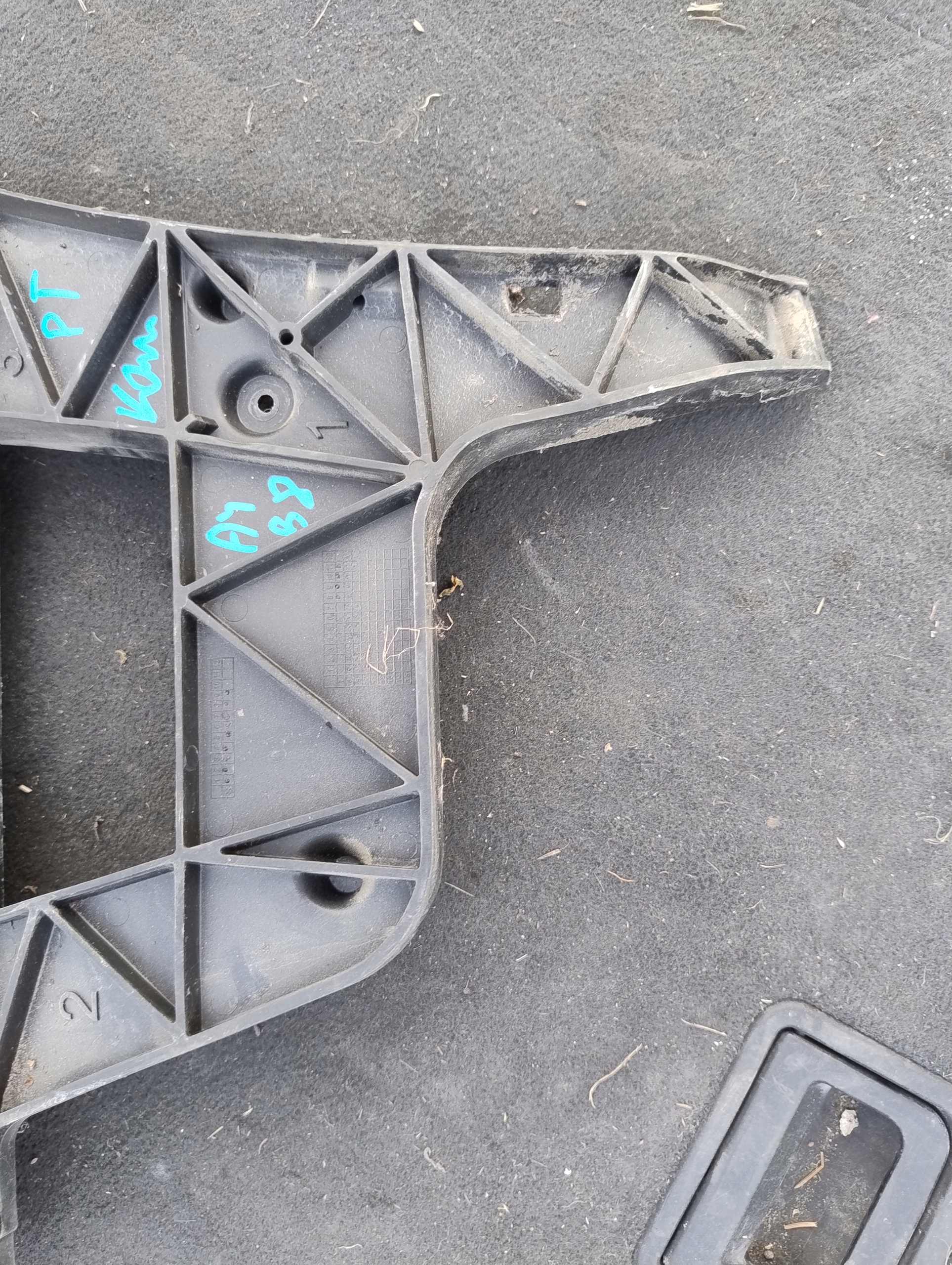Support Support plaque Pare choc Droite Arrière AUDI A4 B8 KOMBI 8K9807454