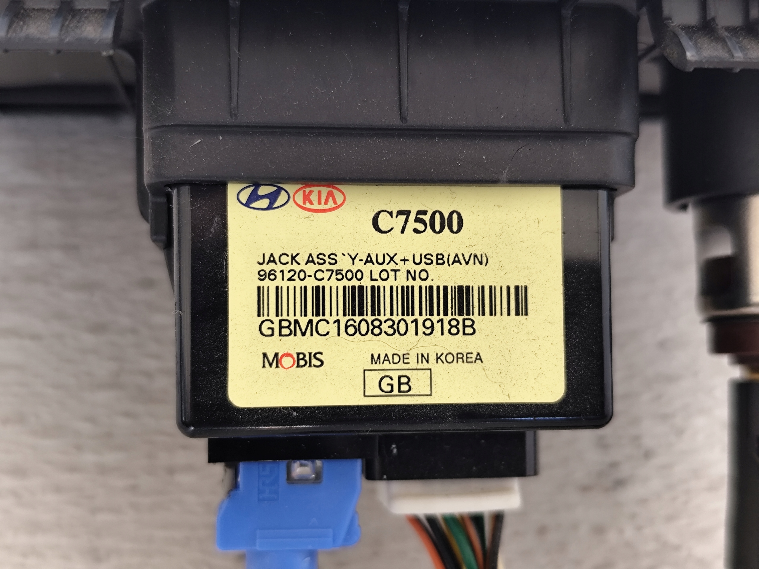 HYUNDAI I20 II 2016R adapter USB H84621-C8005