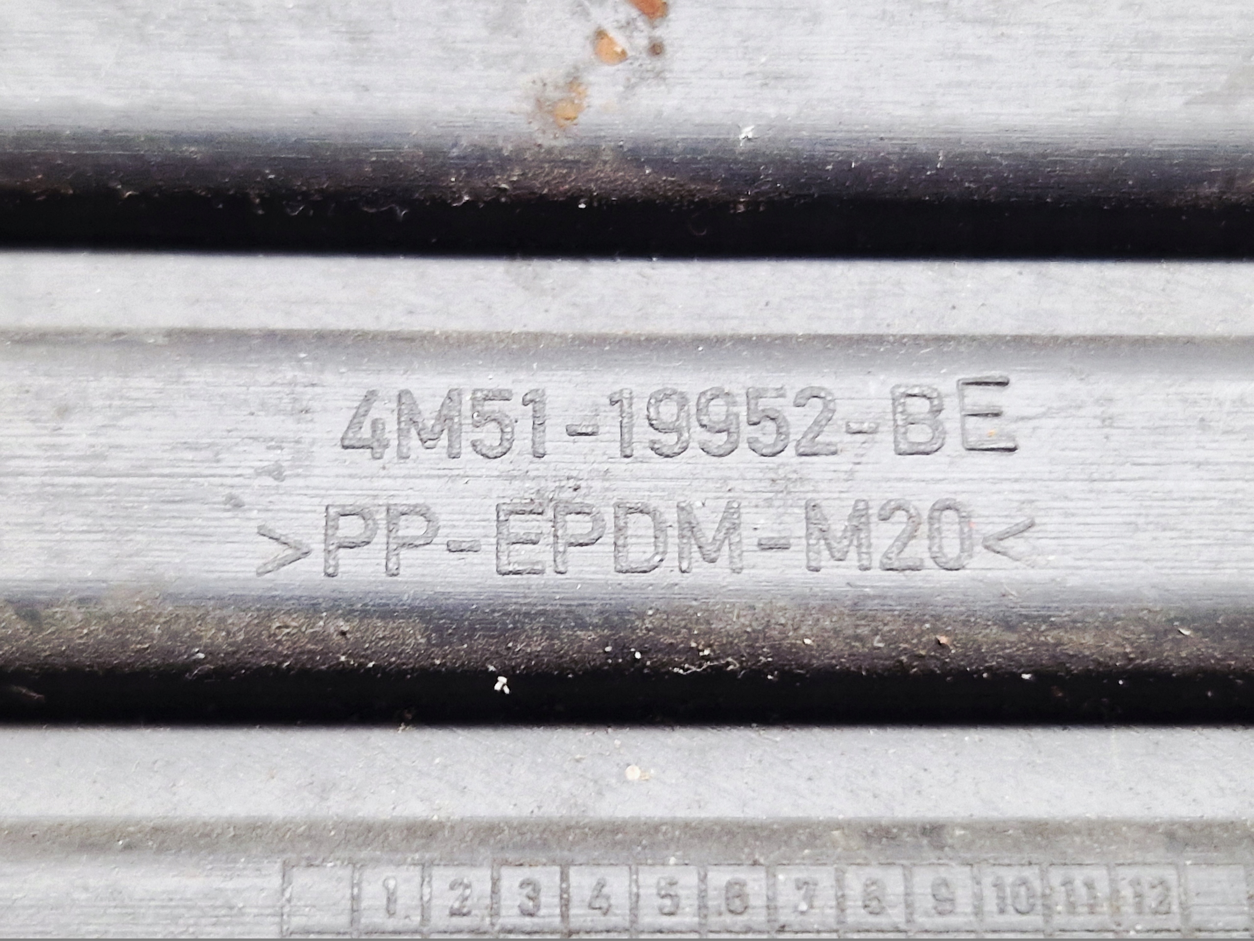FORD FOCUS MK2 grid of a bumper frame right 4M51-19952-BE