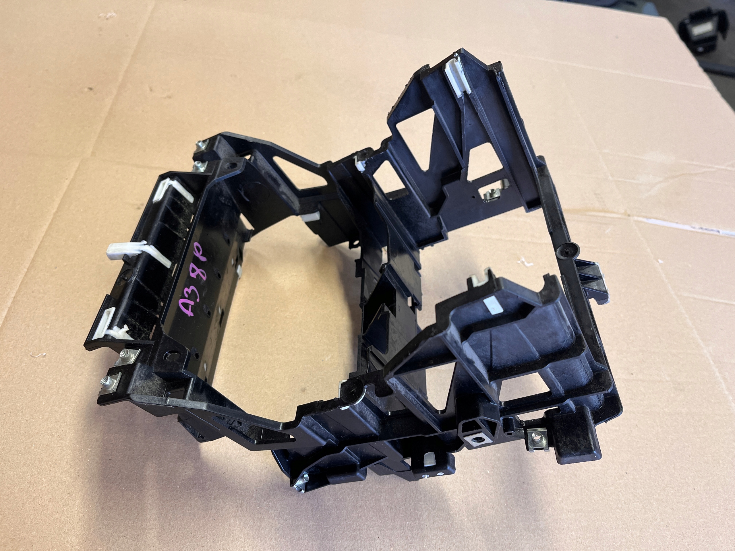 AUDI A3 8P RAMKA MOCOWANIE RADIA 8P0858005D Model A3 8P