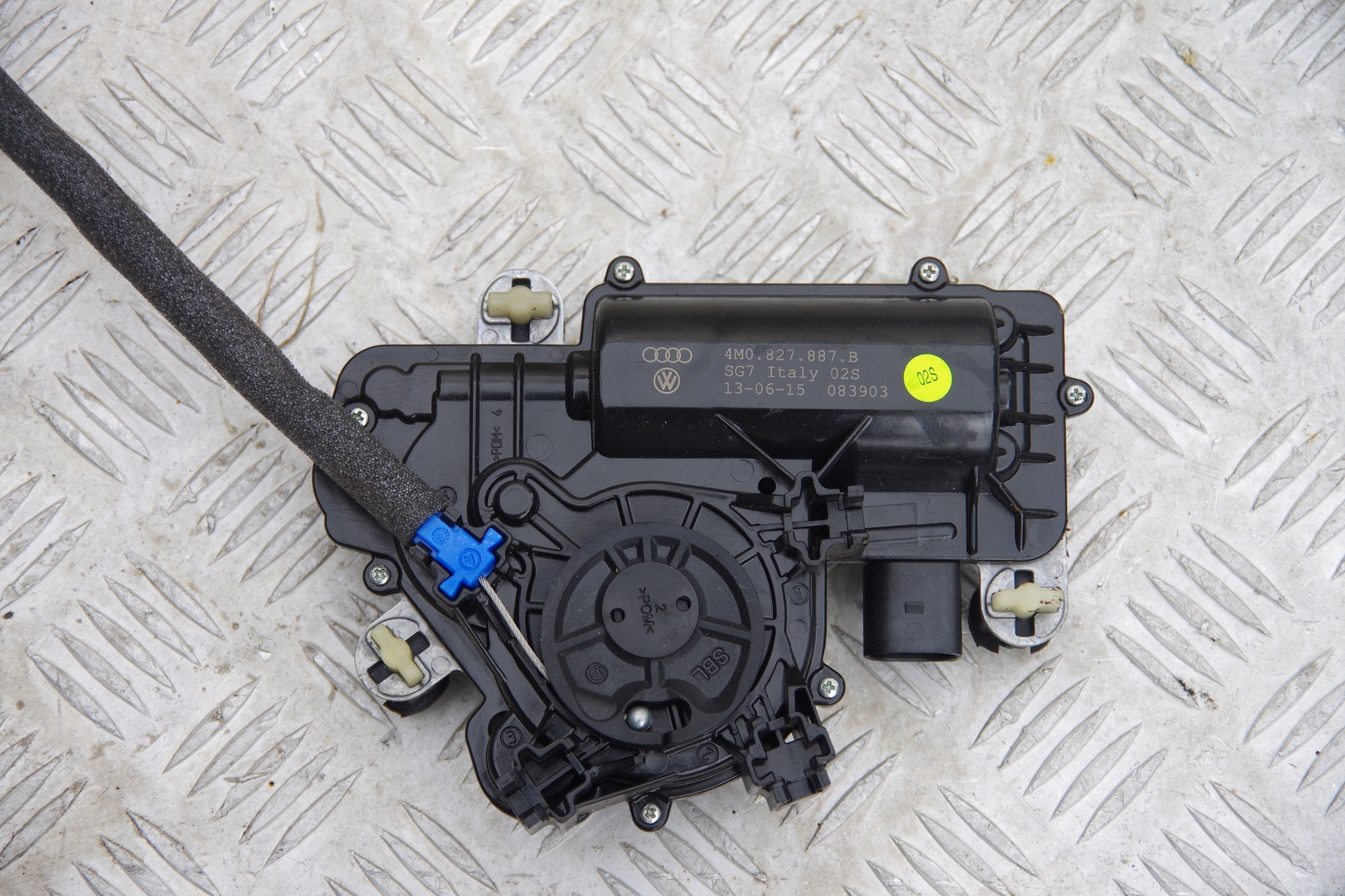 Audi OEm0827887b dociag задней крышки