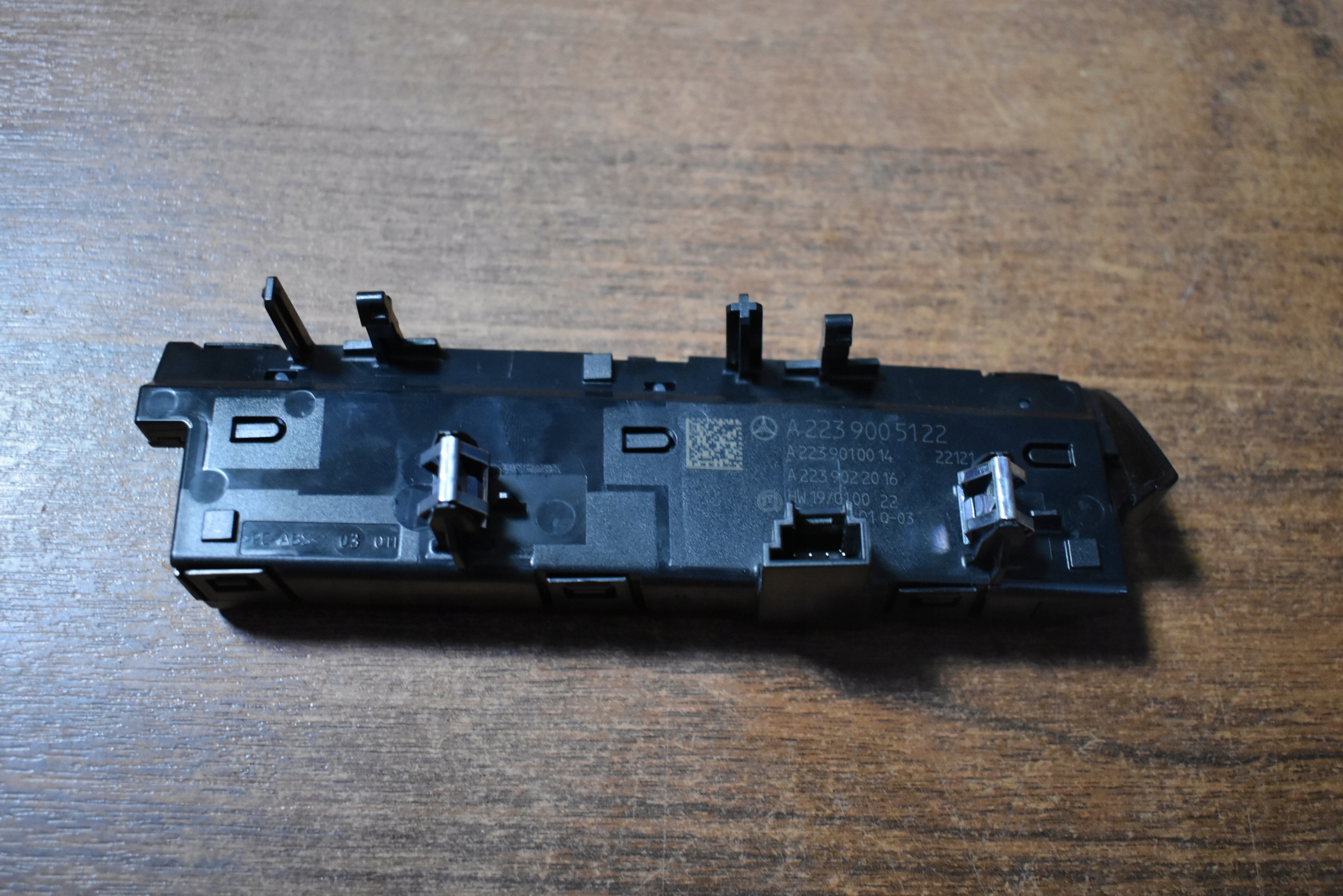 IDEALNA Moulage Console LED MERCEDES W223 1