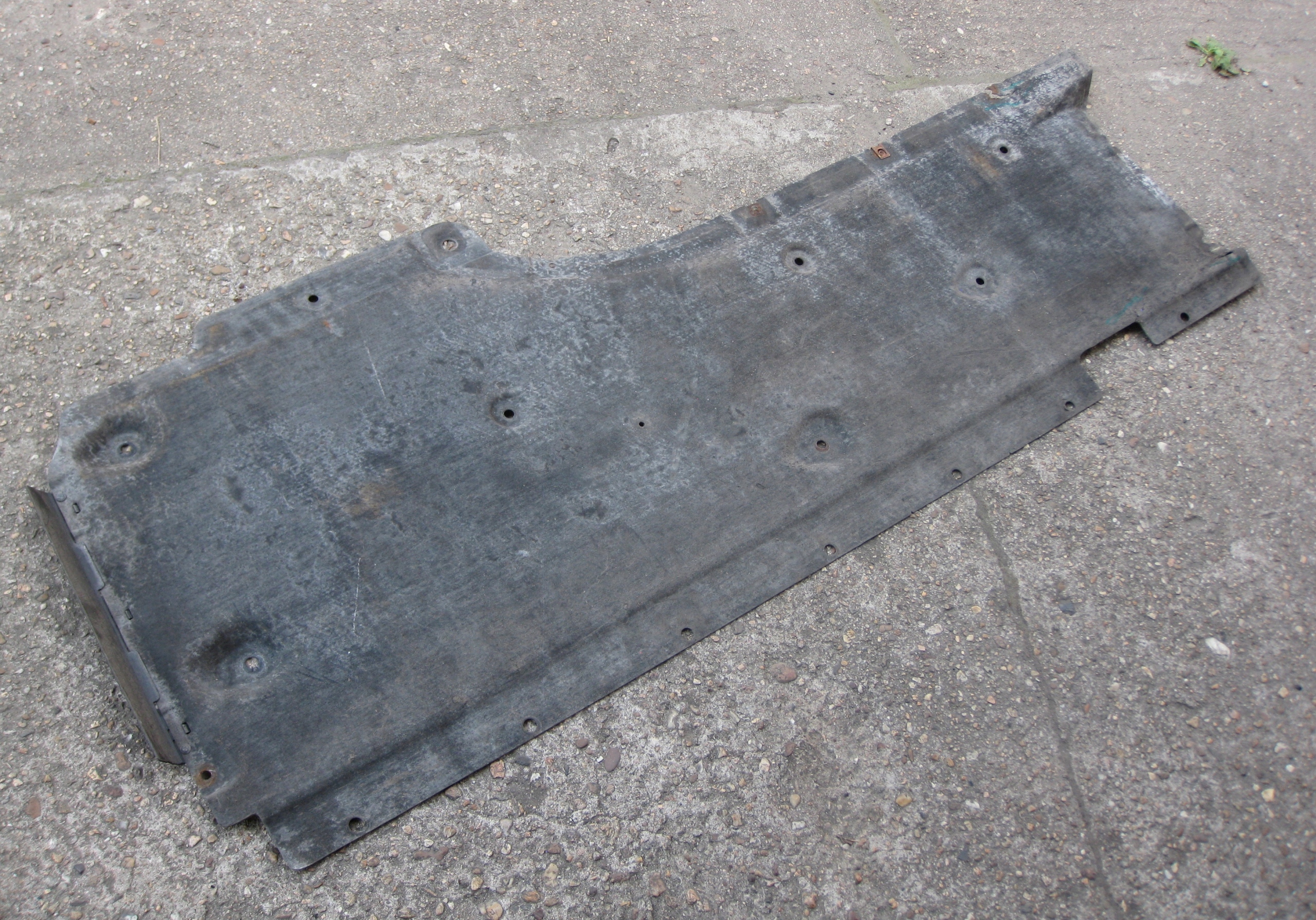 BMW E87 08R cover chassis side left 7059389