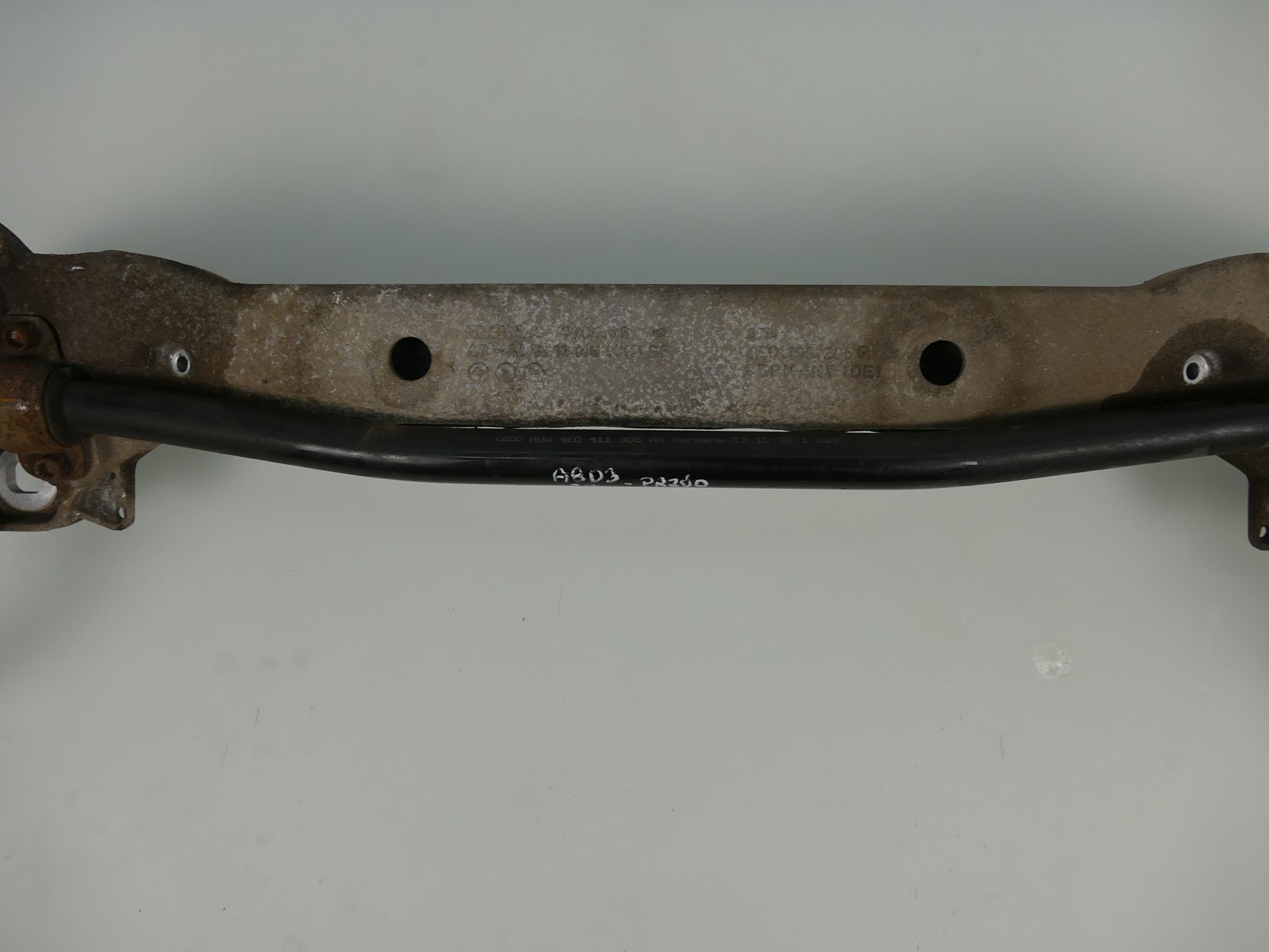 AUDI A8 D3 3.0 TDI console sider below engine bar 4E0199205Q