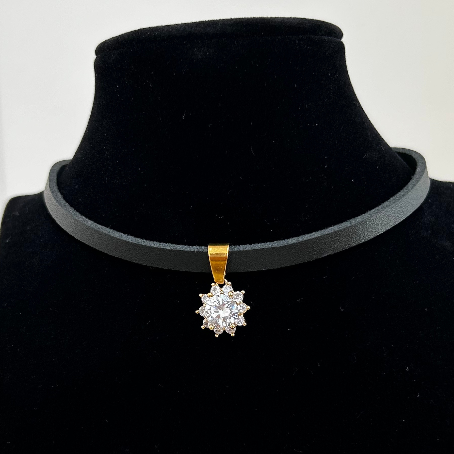 Choker kožený zirkon dárek černý květ ocel chirurgický pozlacený