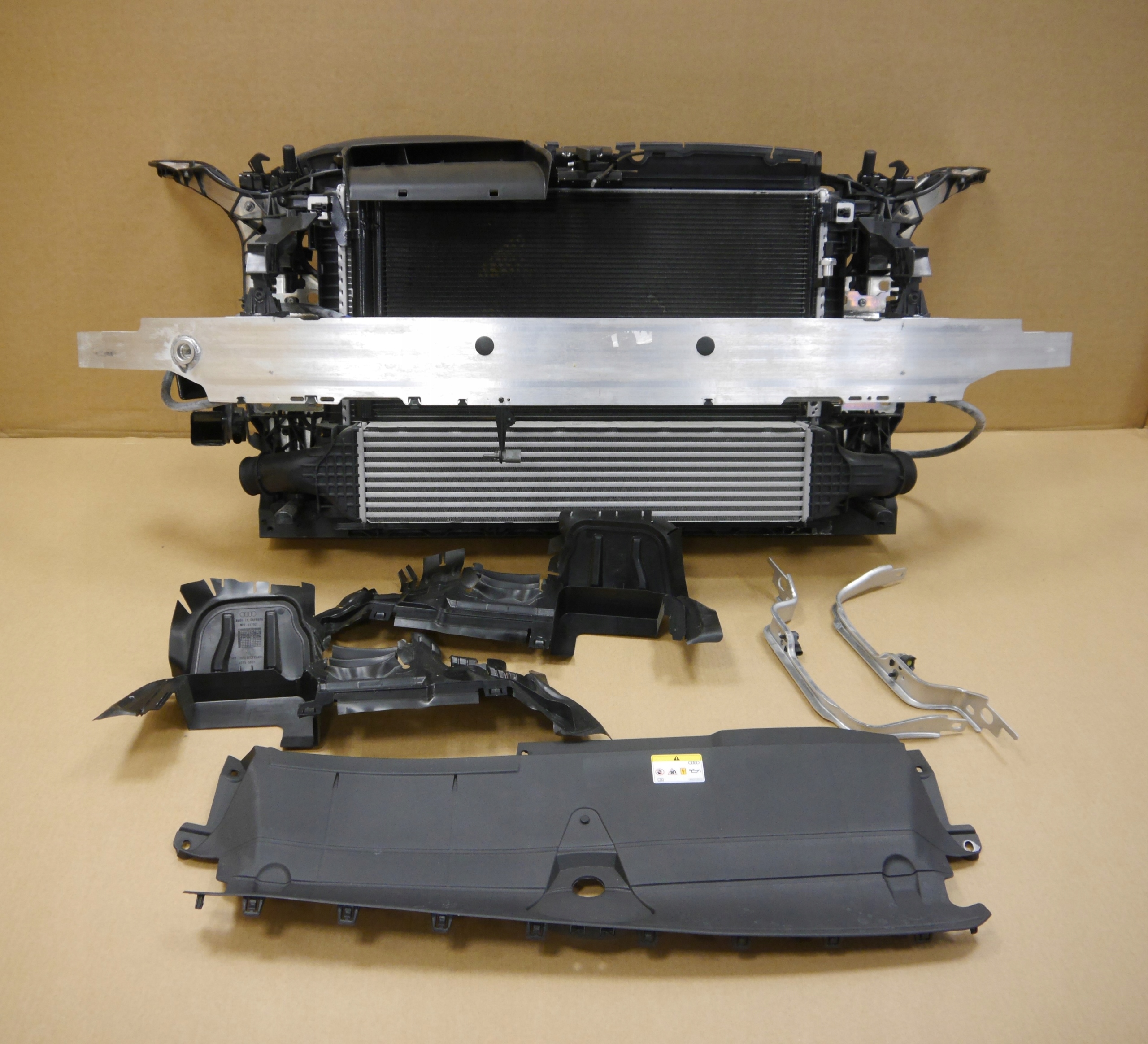 AUDI A6 C8 A7 4K PAS PRZEDNI CHŁODNICE 2.0 TFSI Numer katalogowy części AUDI A6 A7 4K PAS PRZEDNI CHŁODNICE 2.0 TFSI