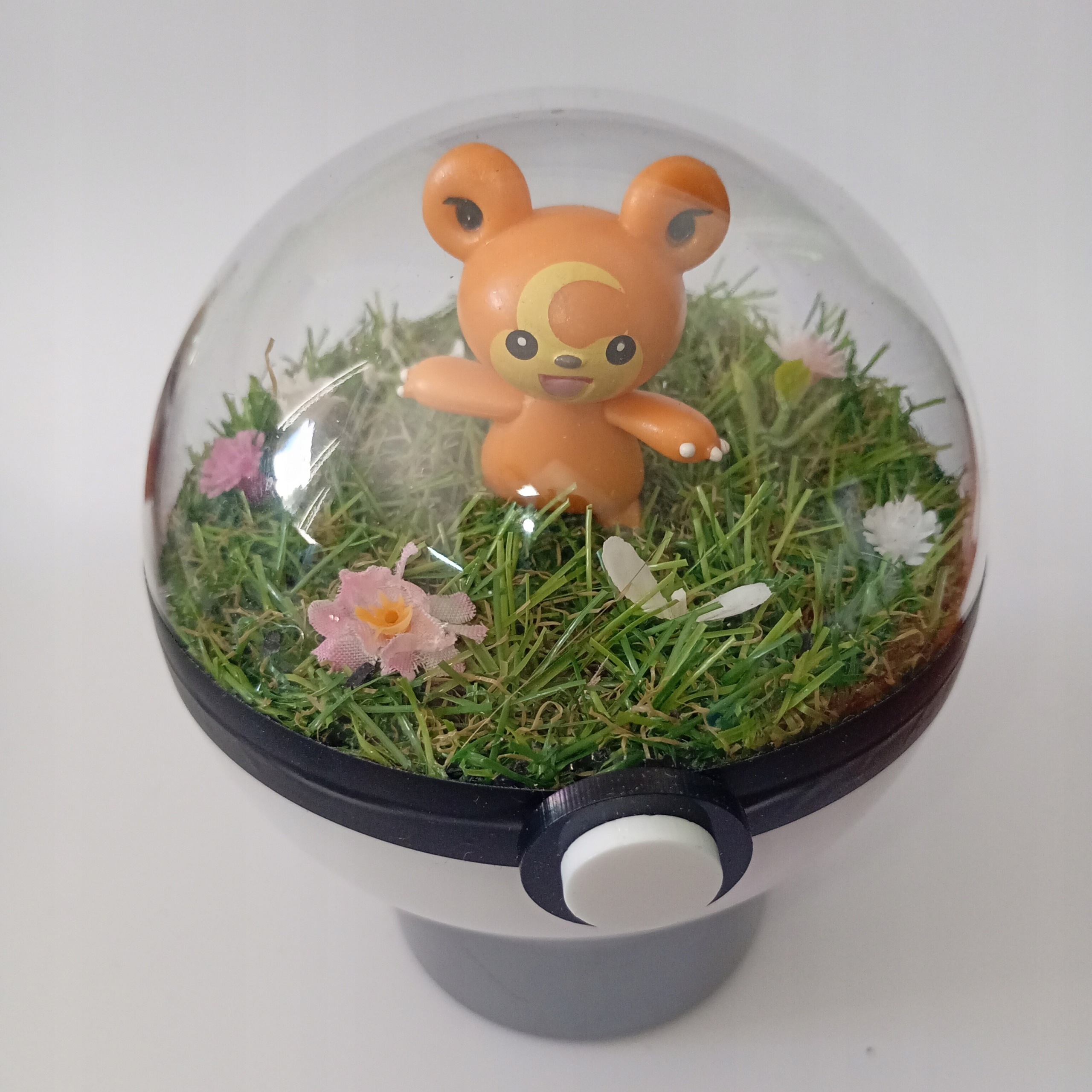 Teddiursa Pokeballové Terárium Unikátní Diorama Pokémon Ručně Vyrobené 10 CM