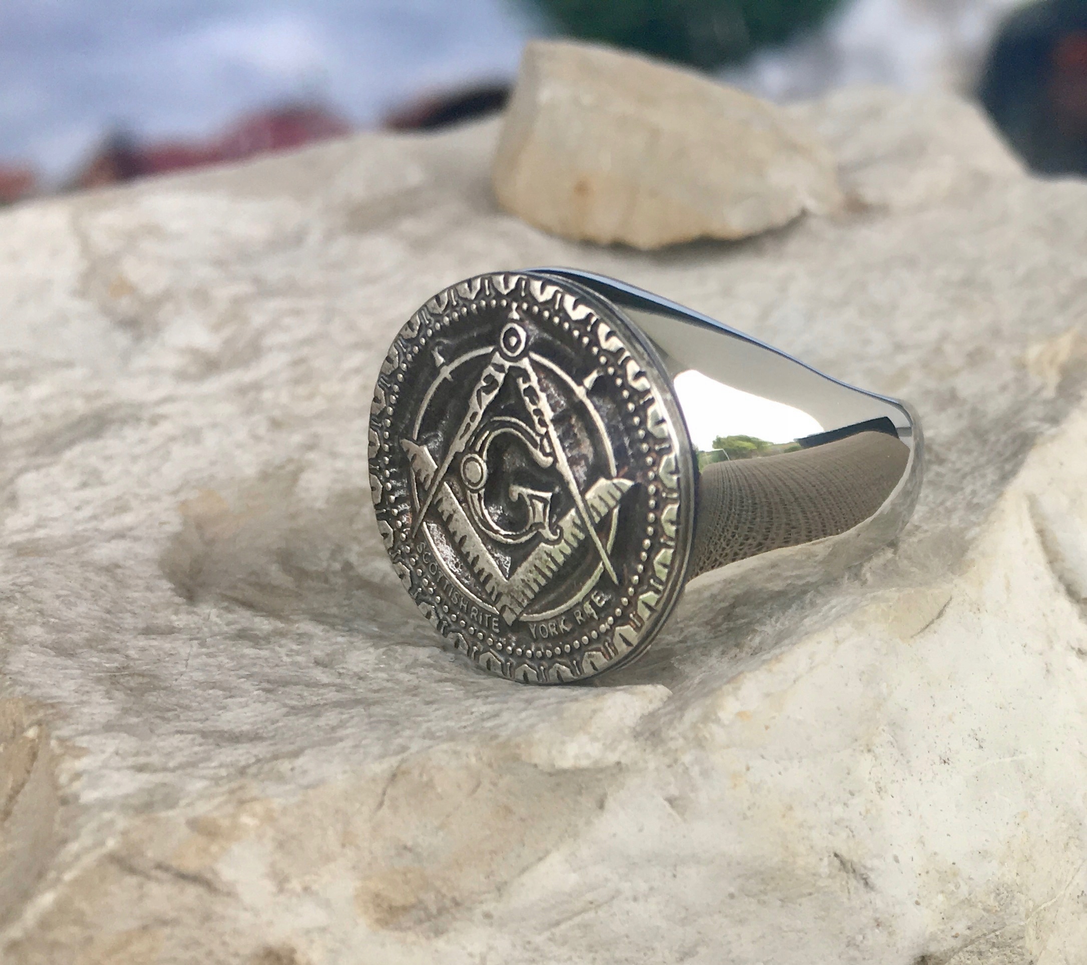 SYGNET CYRKIEL WĘGIELNICA PIERŚCIEŃ SREBRO MASONERIA MASON HERB Materiał stal