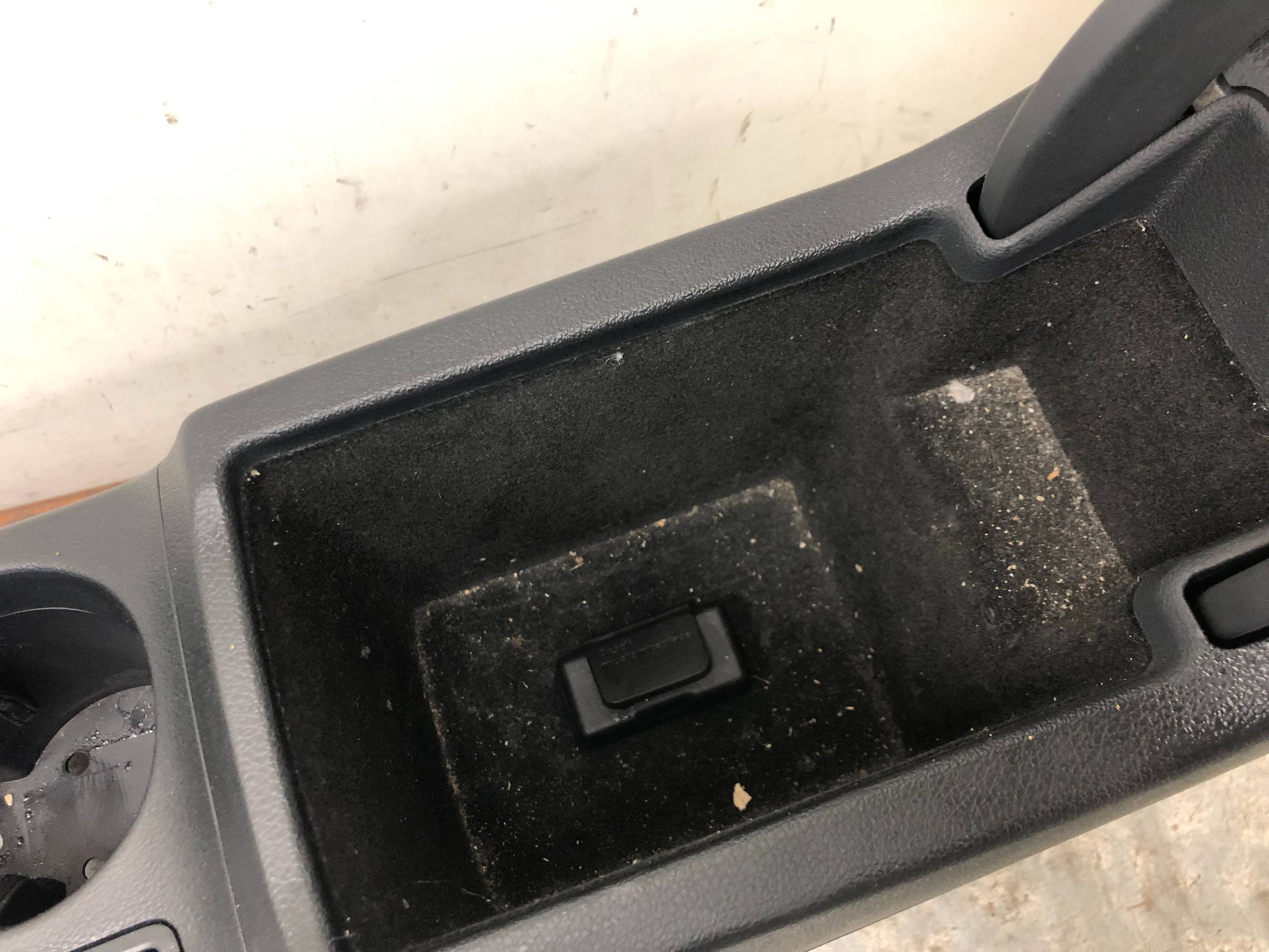 AUDI Q3 8U TUNEL central UCHWUT for KUBEK armrest MATERIAL EUROPA