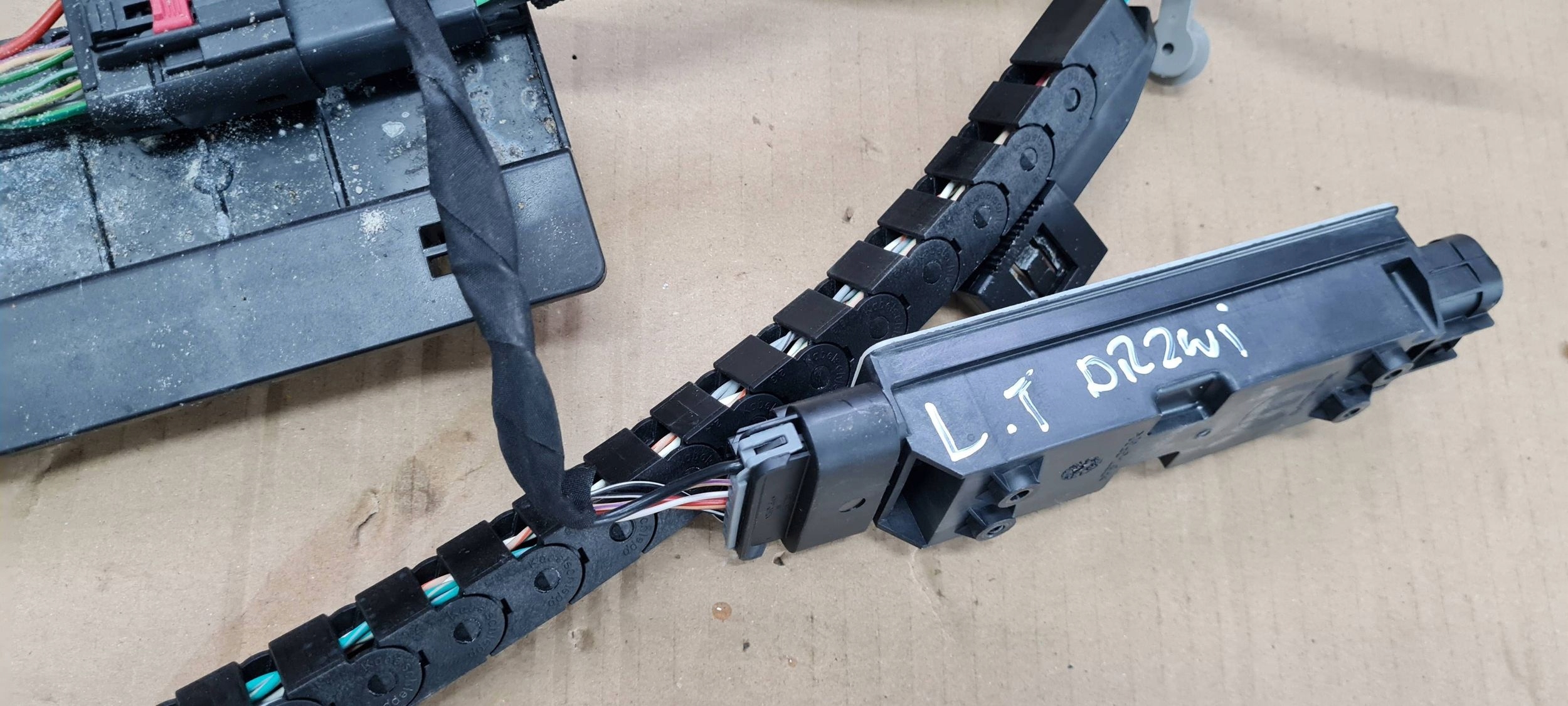 Chrysler Pacifica 2022 bundle wiring door left left rear part 68360882AB