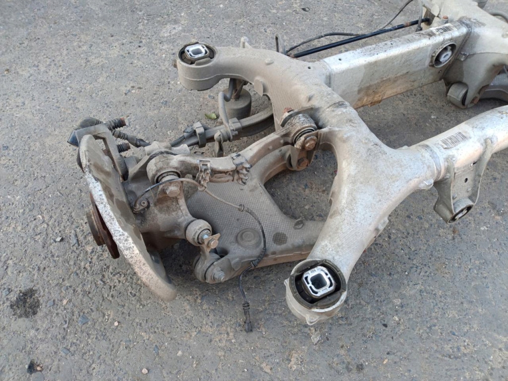 BMW F10 LIFT XDRIVE 528XI BELKA ZAWIESZENIA TYŁ KPL Producent części BMW OE