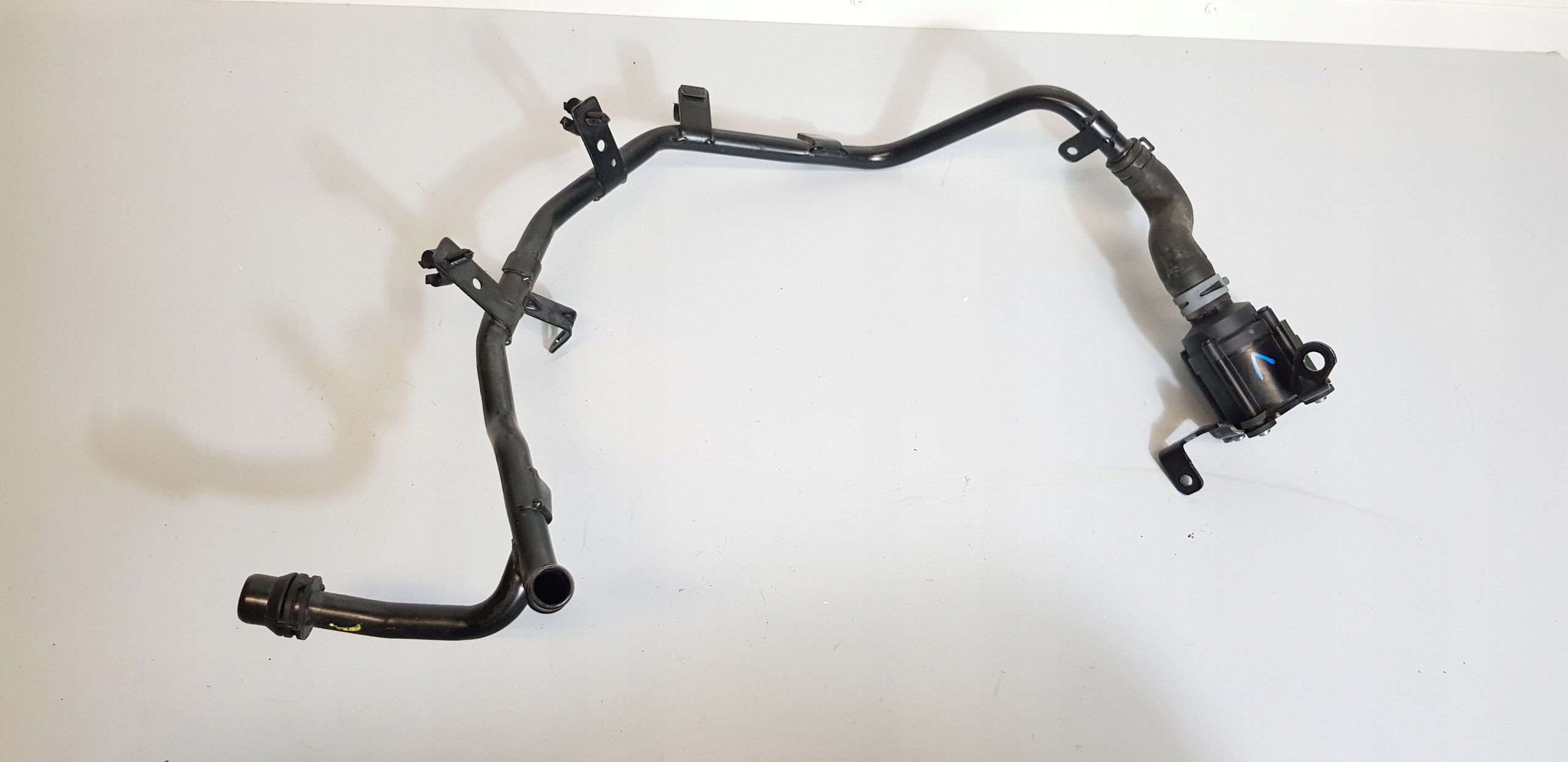 04L122157AB - AUDI A4 B8 шланг водяний насос 04L121157