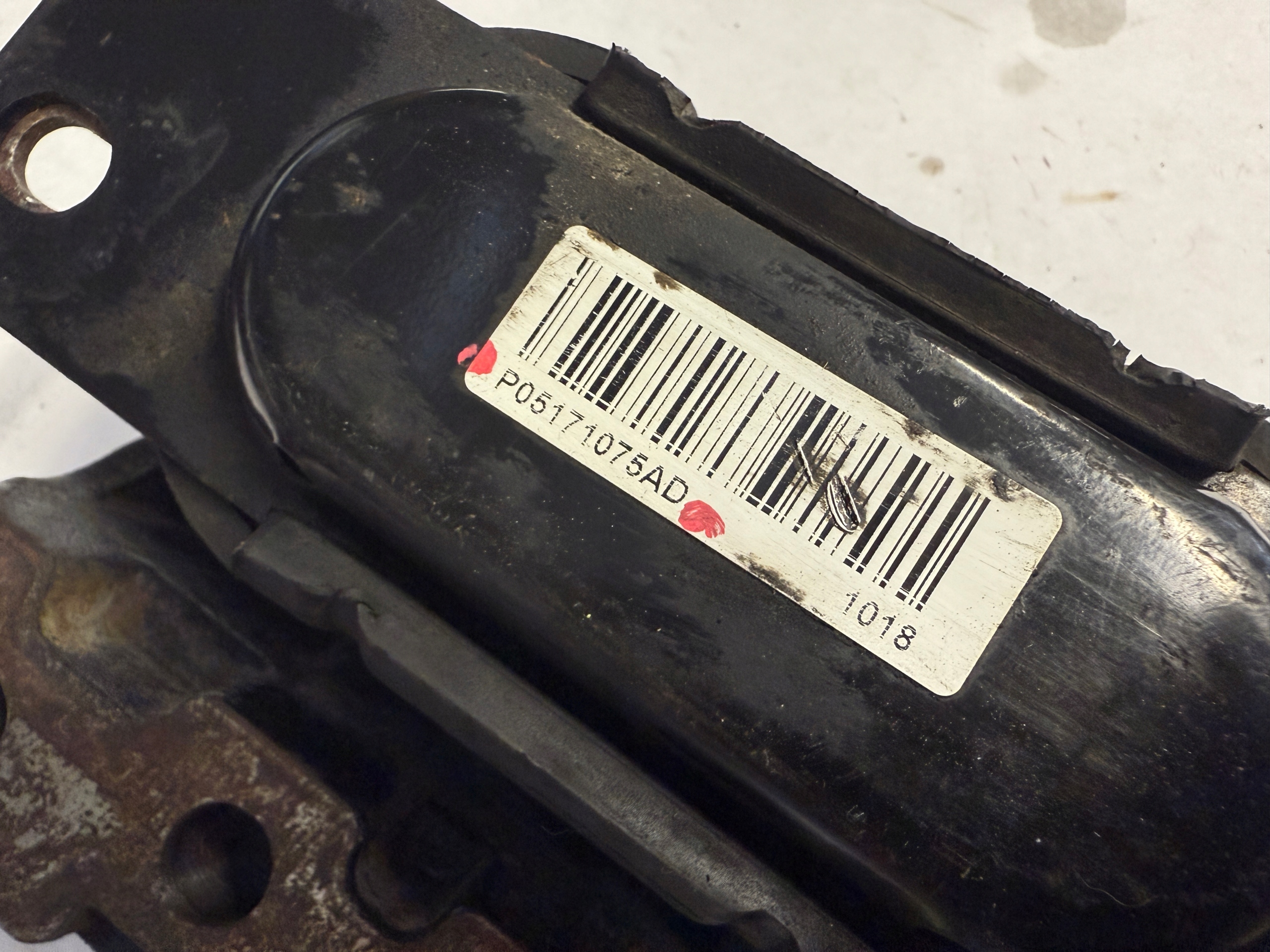 DODGE JOURNEY 2.0 CRD holder engine mount P05171075AD