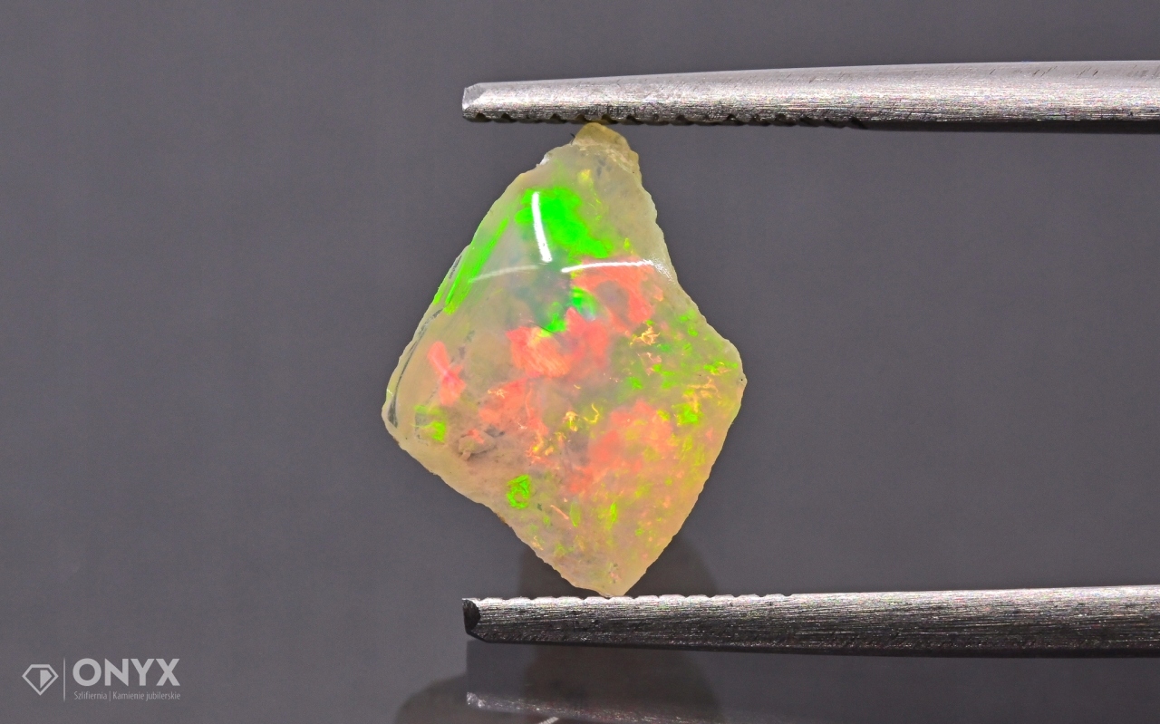 Opal z Etiopie hrudka 8x7,5 mm