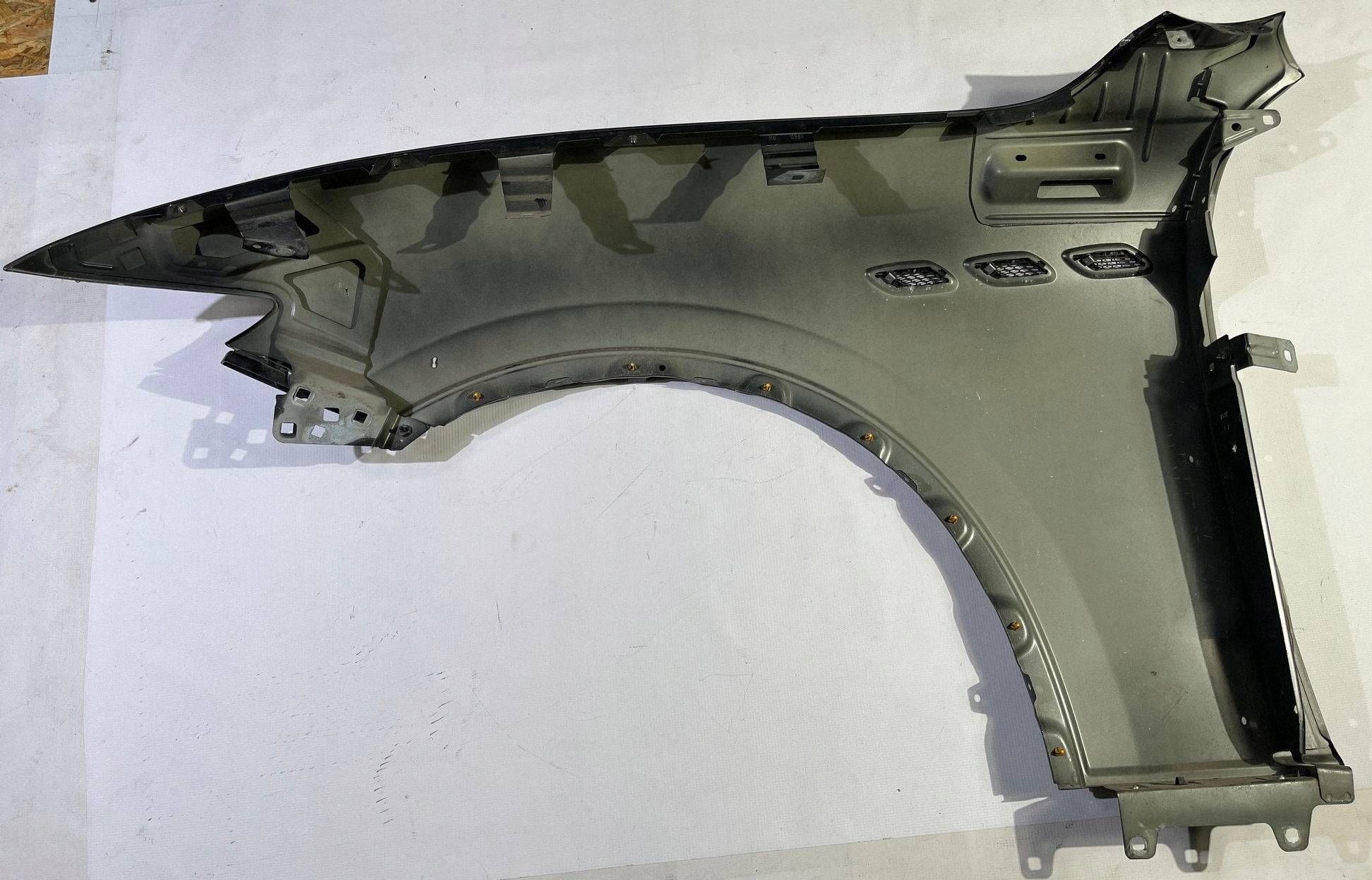 fender right front front Maserati Levante