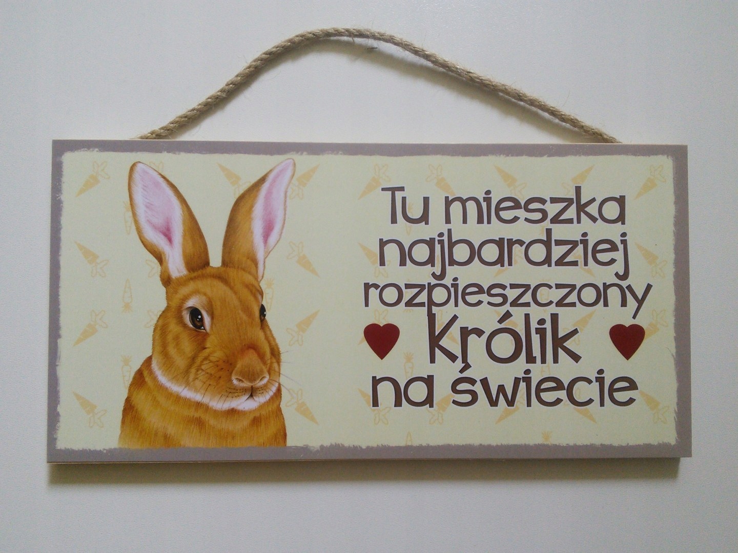 

Tabliczka dekoracyjna z motywem i napisem/ Królik