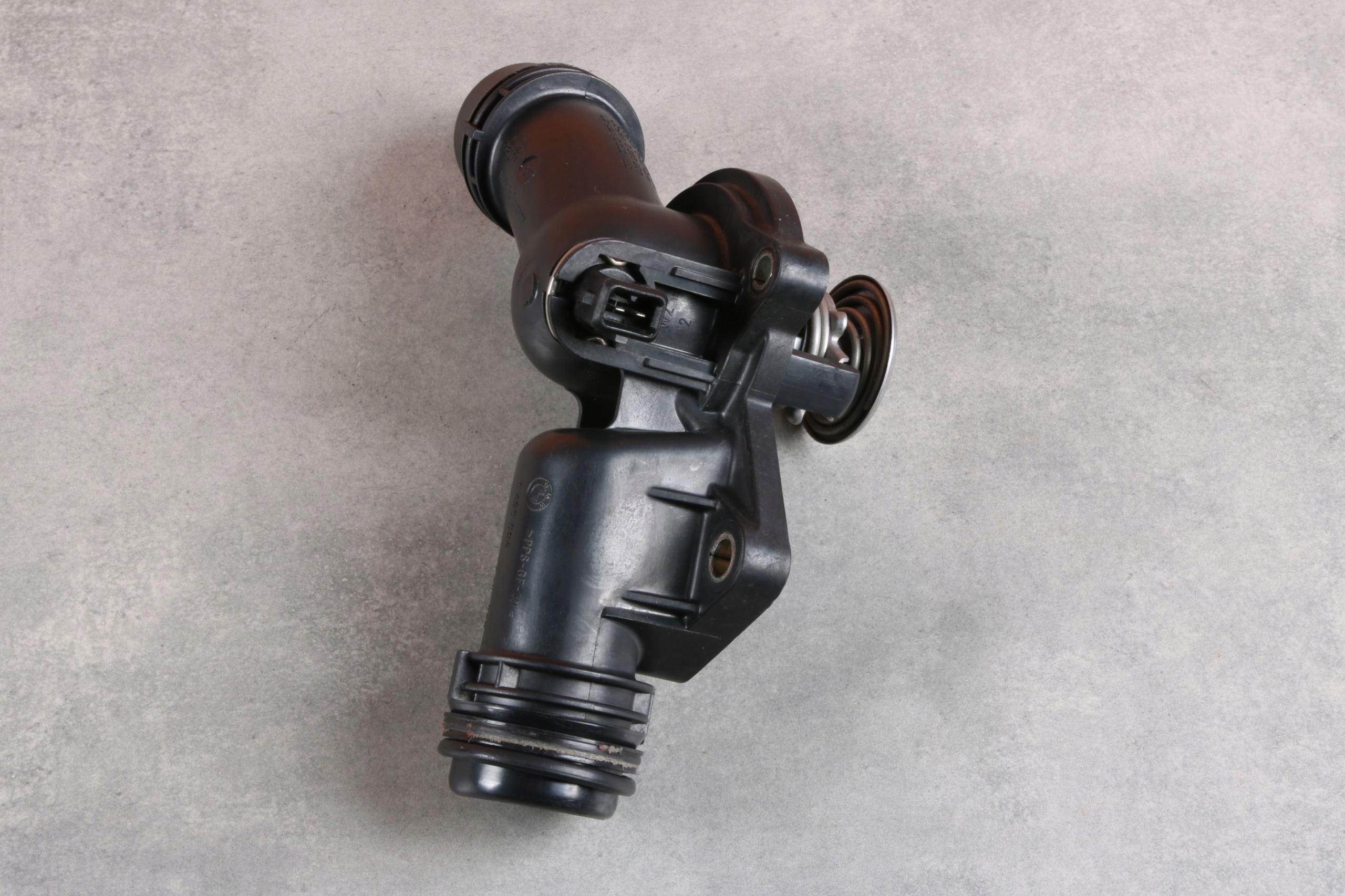 BMW E39 E46 E60 E61 E65 X3 E83 X5 E53 poklopac termostata termostat 1437040
