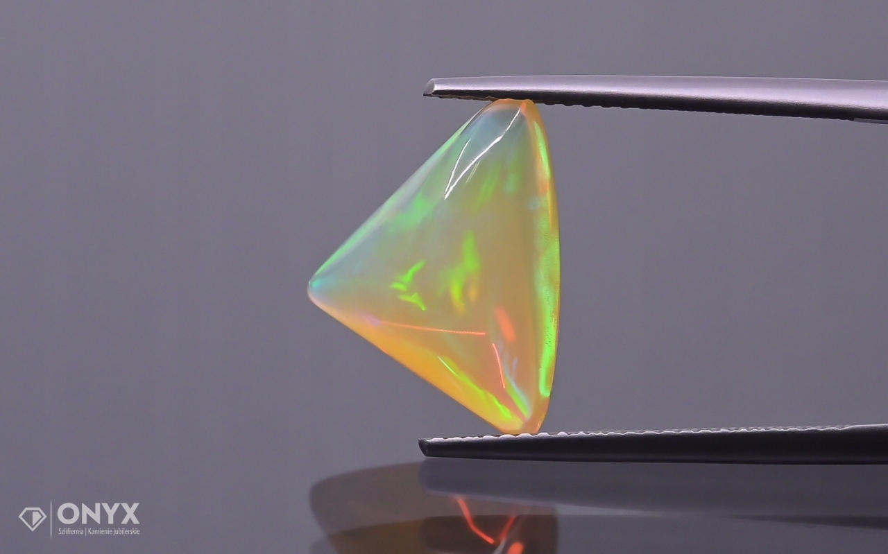 Opál z Etiopie kabošon trojúhelník 15,5x11,5 mm