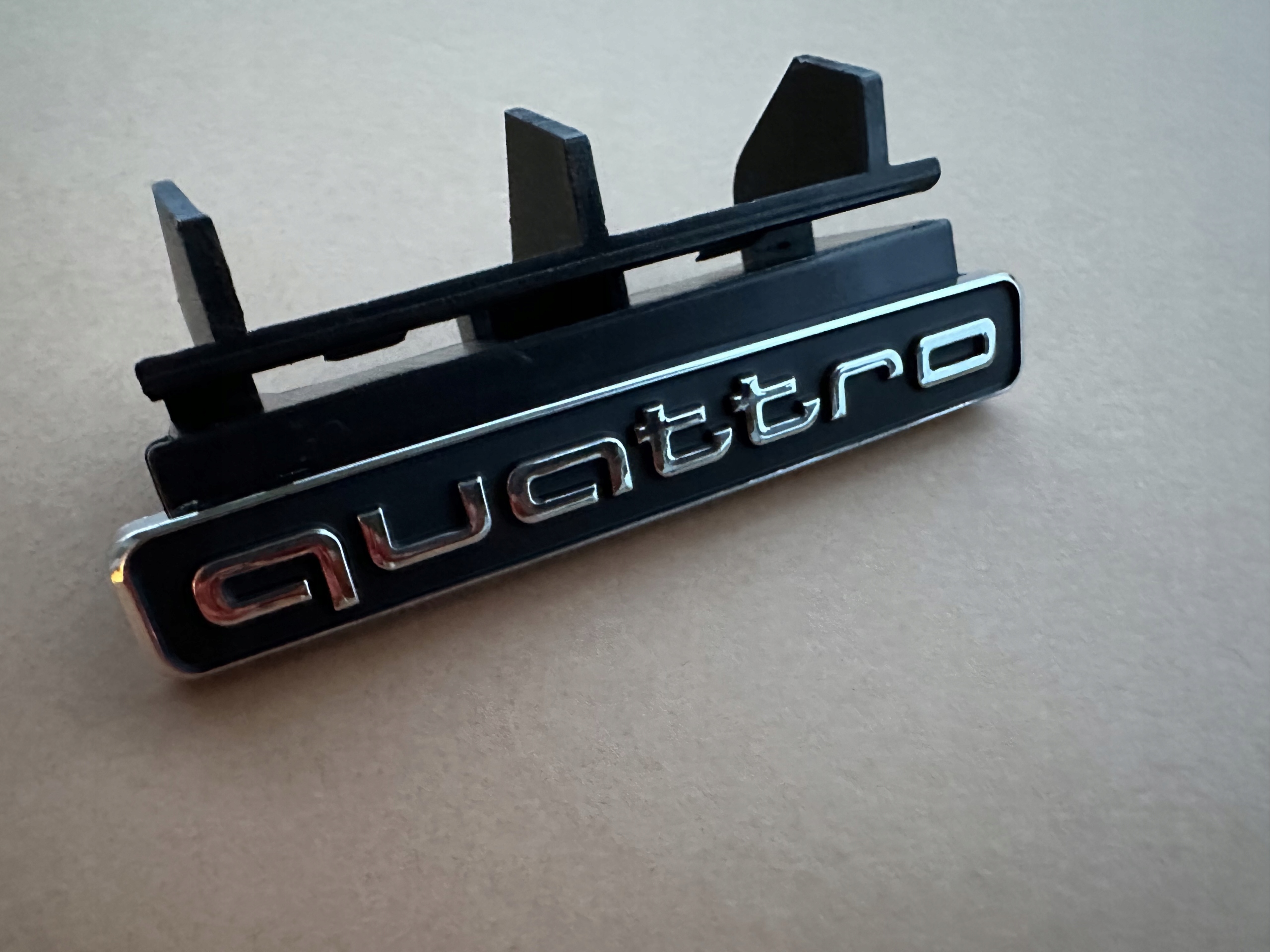 Emblemat quattro do Audi Q5 grill Black/Chrom Marka Inna