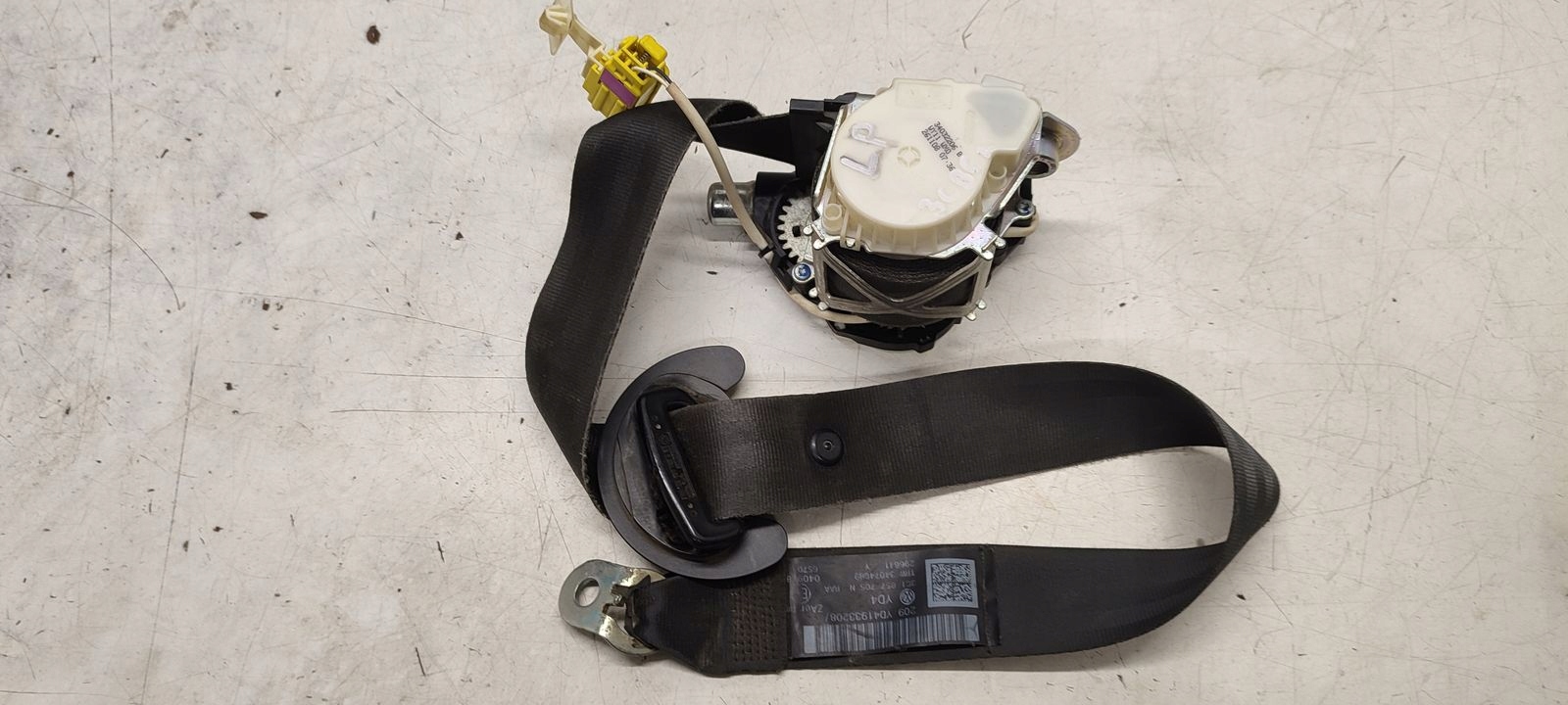 tension belt safety left front VW Passat B6 2,0 TDI CR
