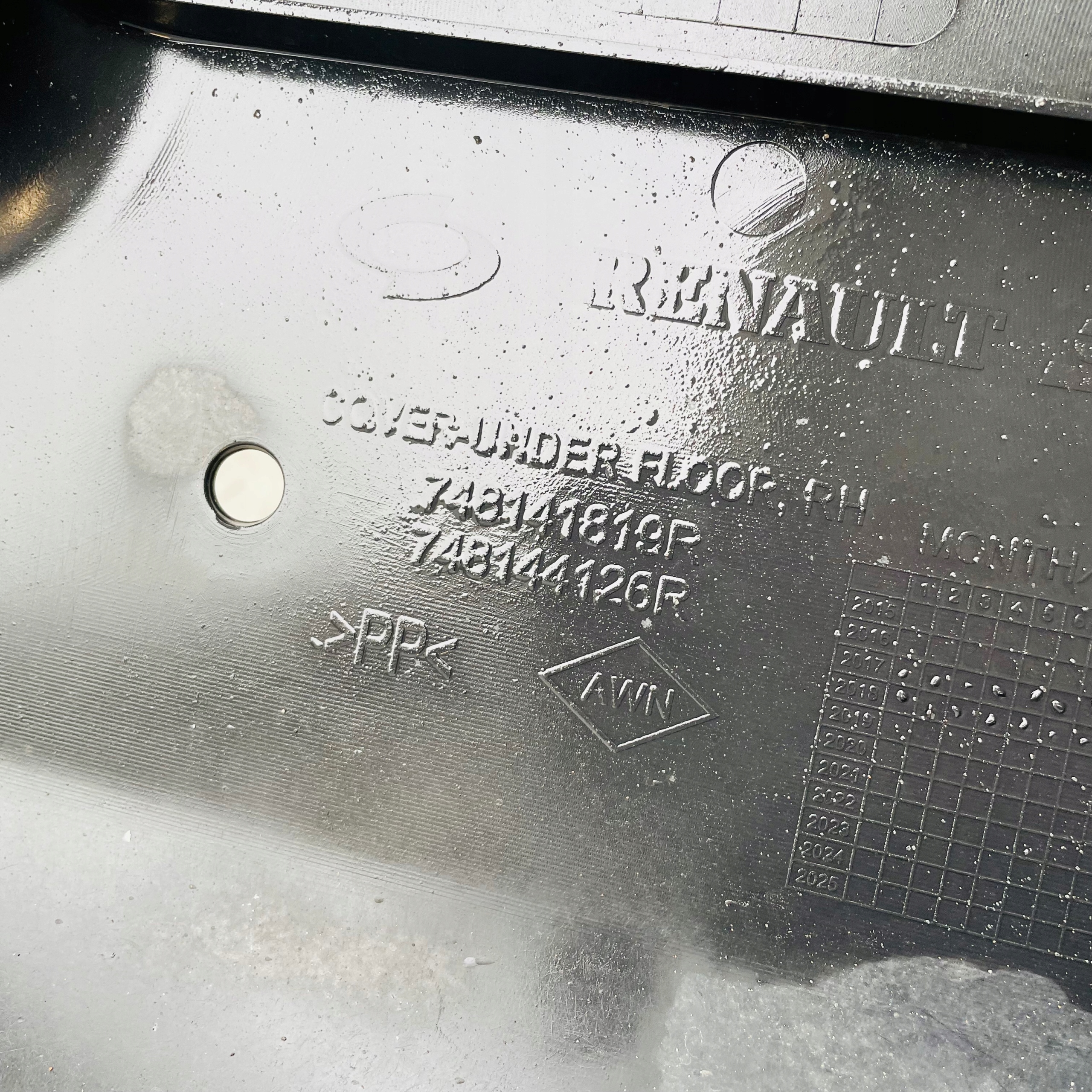 OSŁONA PODWOZIA PRAWA RENAULT KOLEOS II 4x4 2.0 DCI 748141819R Producent części Renault OE