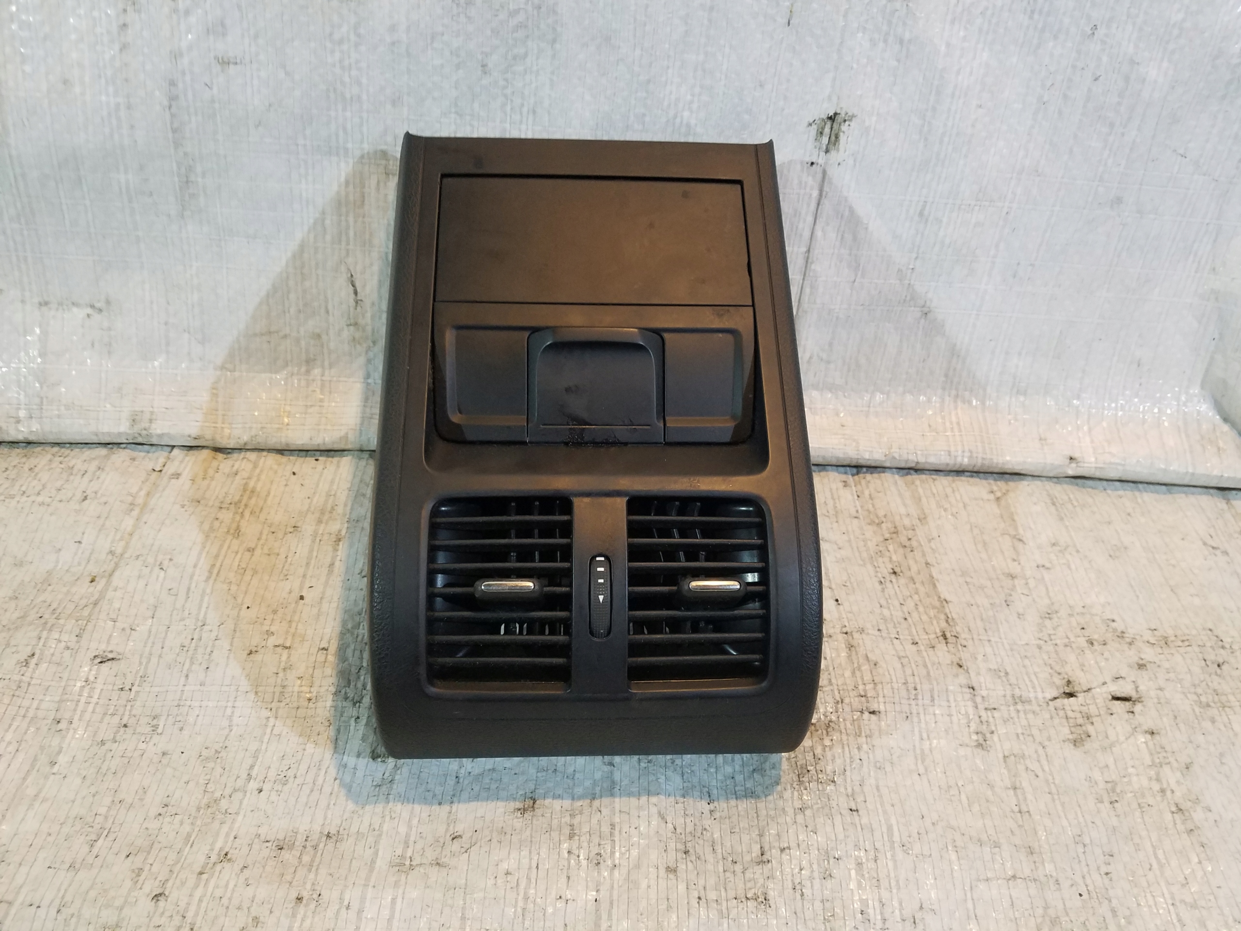 ВЕНТИЛЯЦІЙНА РЕШІТКА ЗАДНЯ VW PASSAT CC