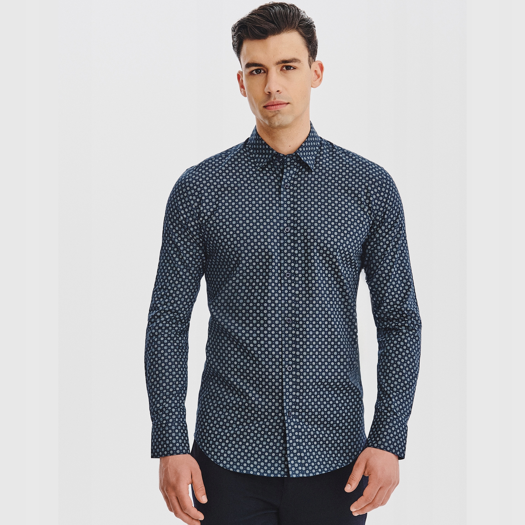 Tmavě modrá pánská košile s bílým geometrickým vzorem Pako Lorente vel XXL