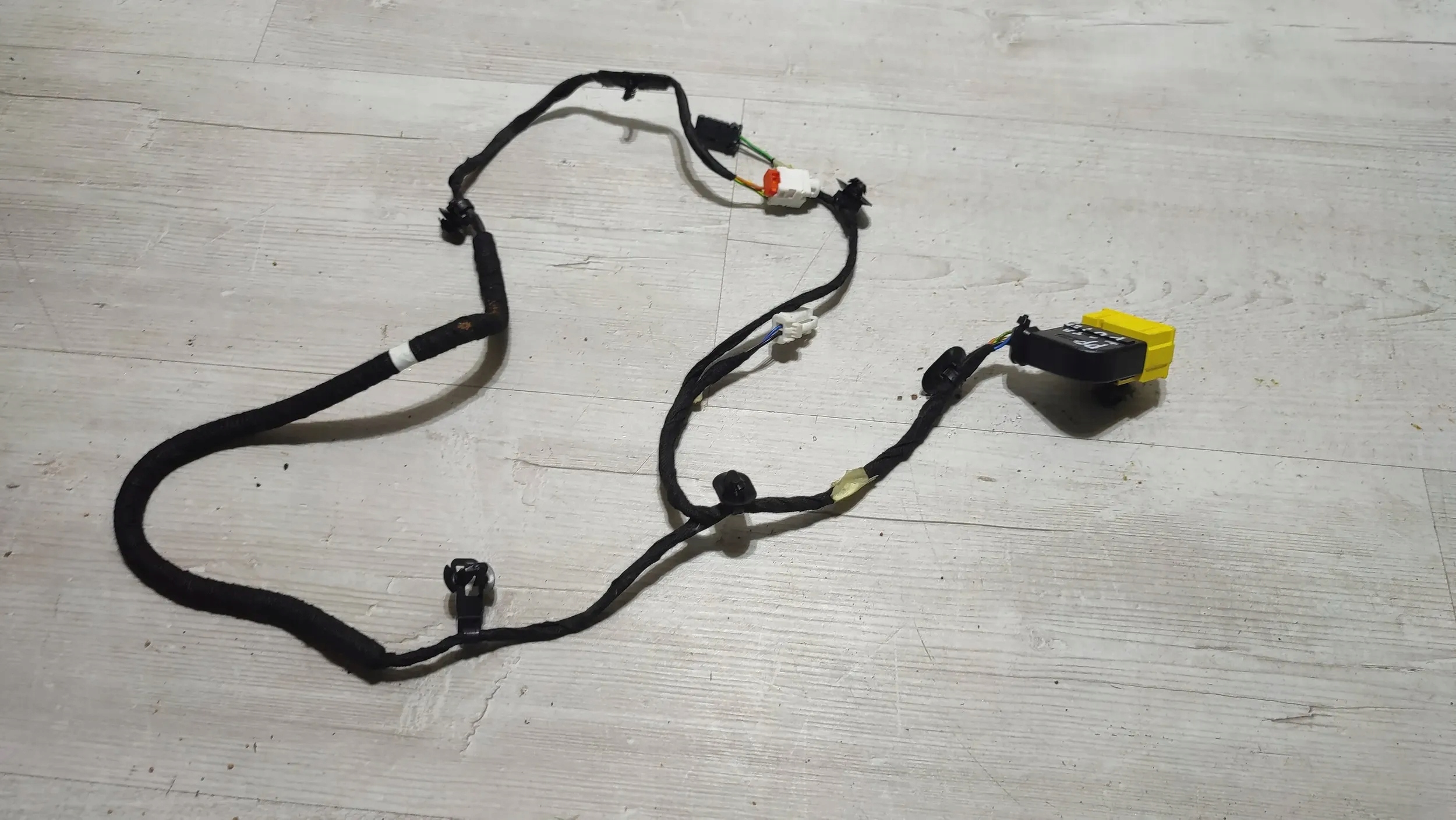 Opel Corsa F 1.2 22r. front side right bundle seat