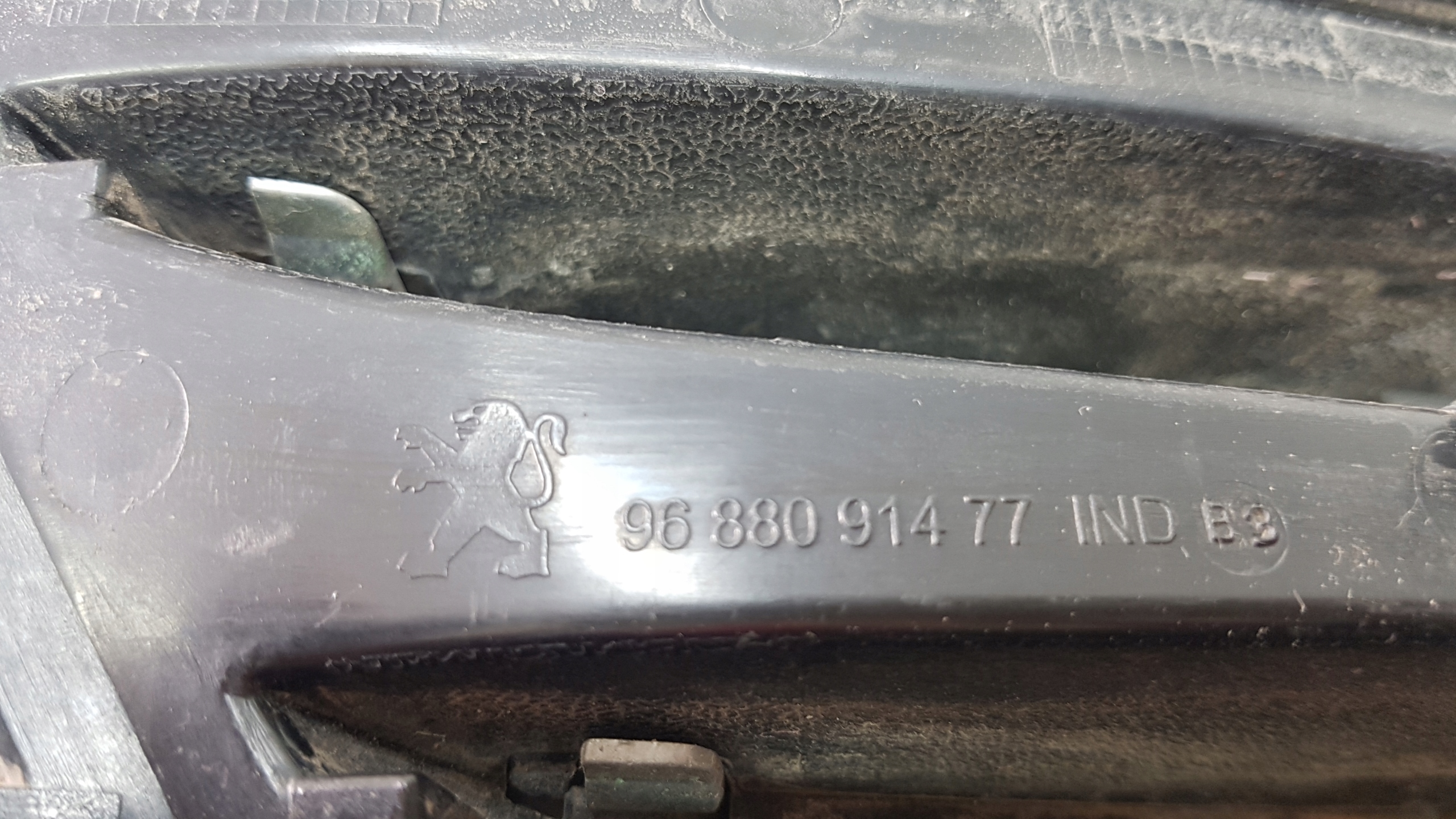 PEUGEOT 207 LIFT central grid of a bumper front 3573